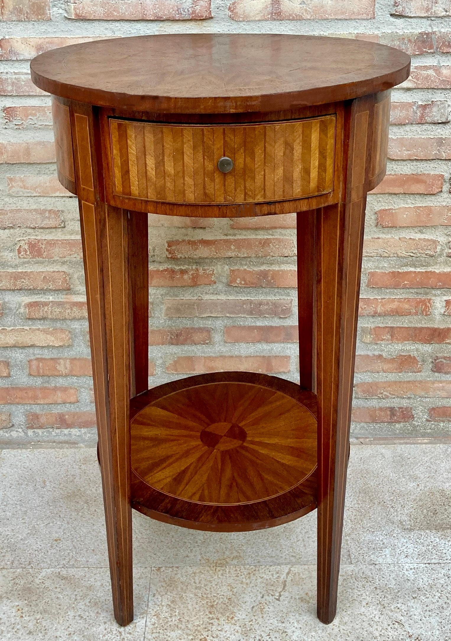French Provincial French Round Side Table in Walnut and Marquetry 1940s For Sale