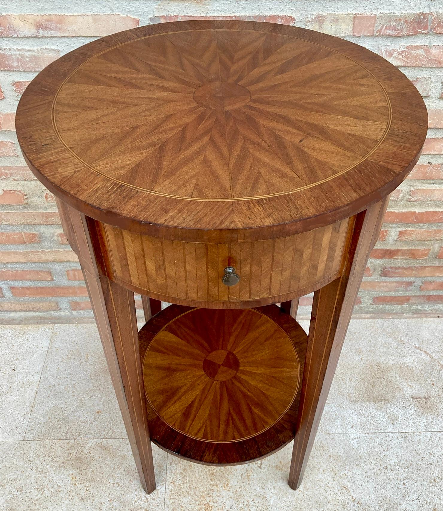 French Round Side Table in Walnut and Marquetry 1940s In Good Condition For Sale In Miami, FL