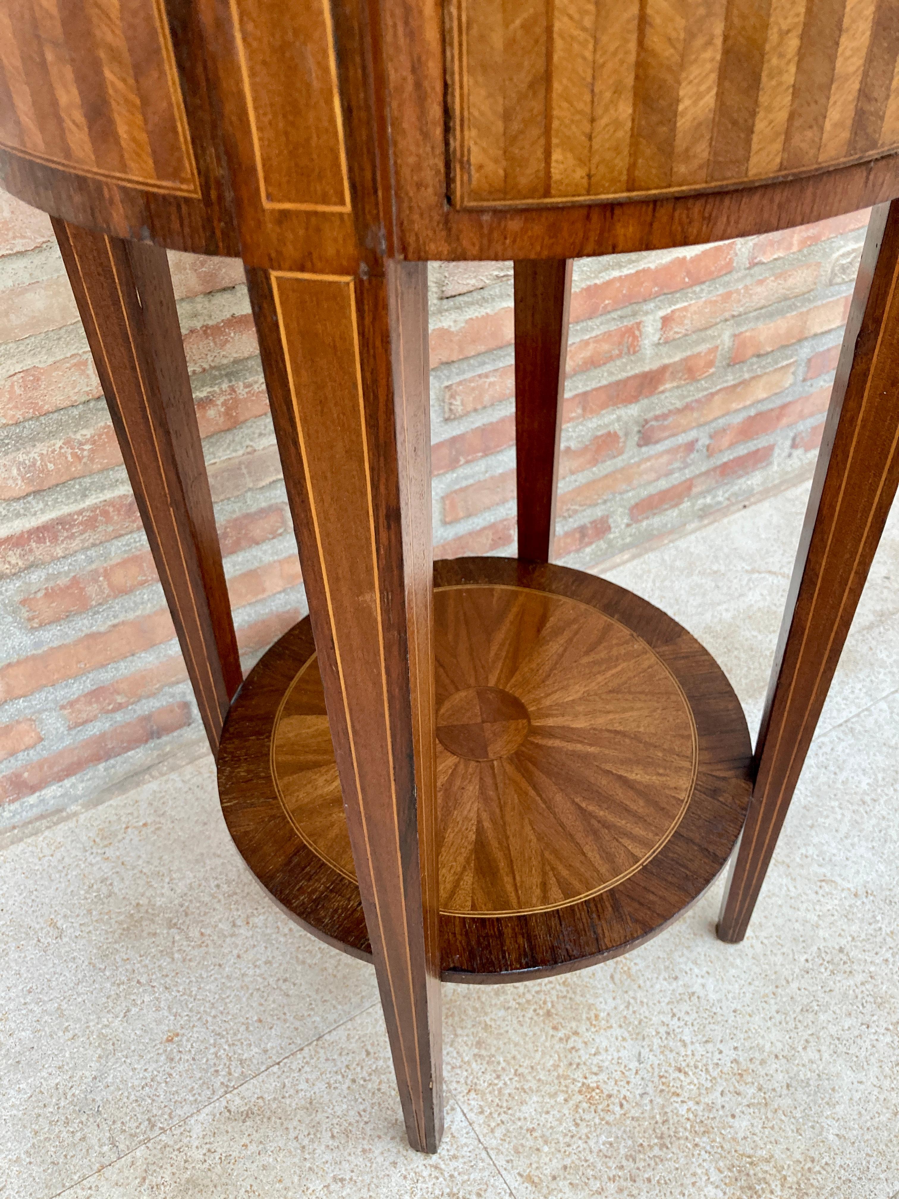 French Round Side Table in Walnut and Marquetry 1940s For Sale 1