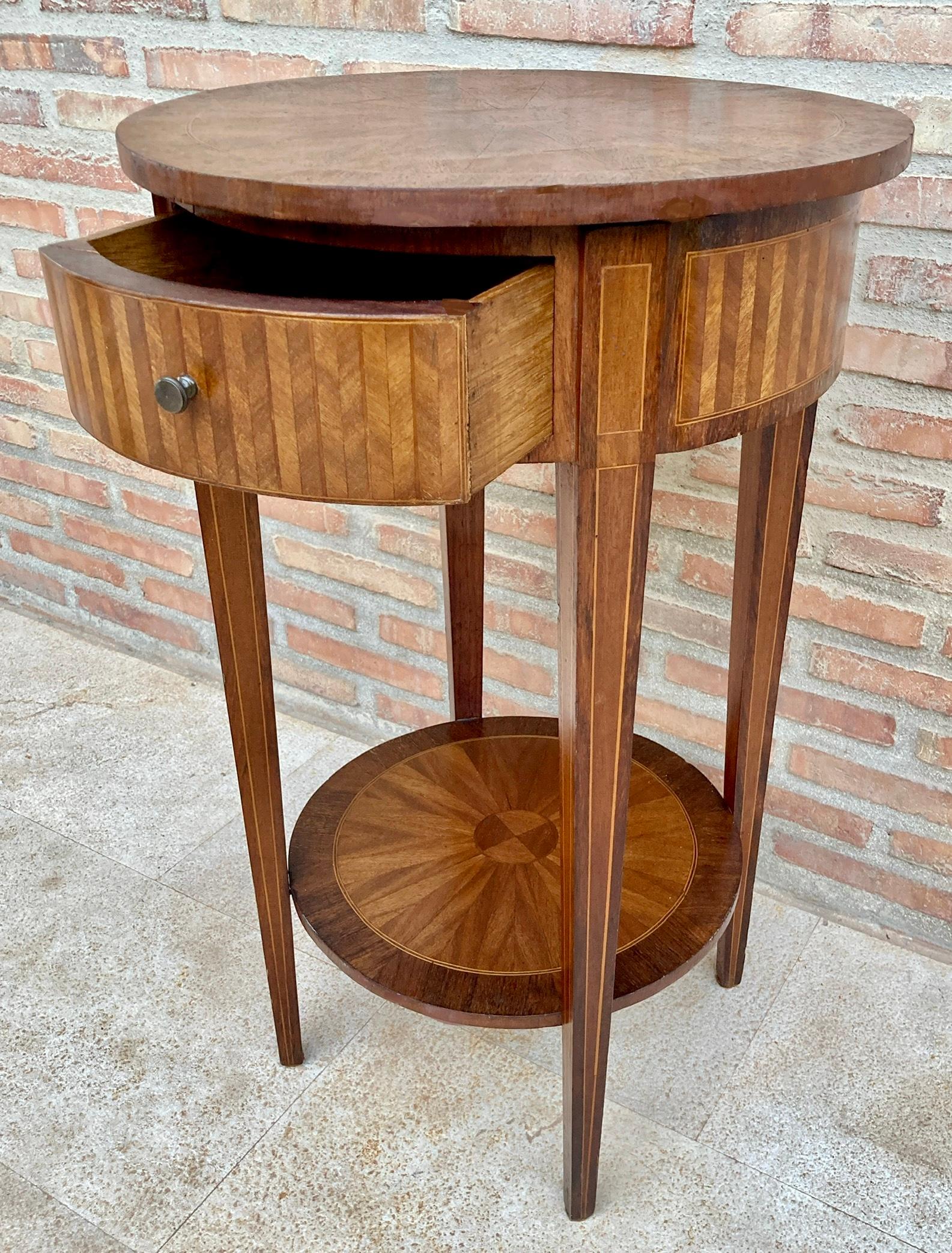 French Round Side Table in Walnut and Marquetry 1940s For Sale 2