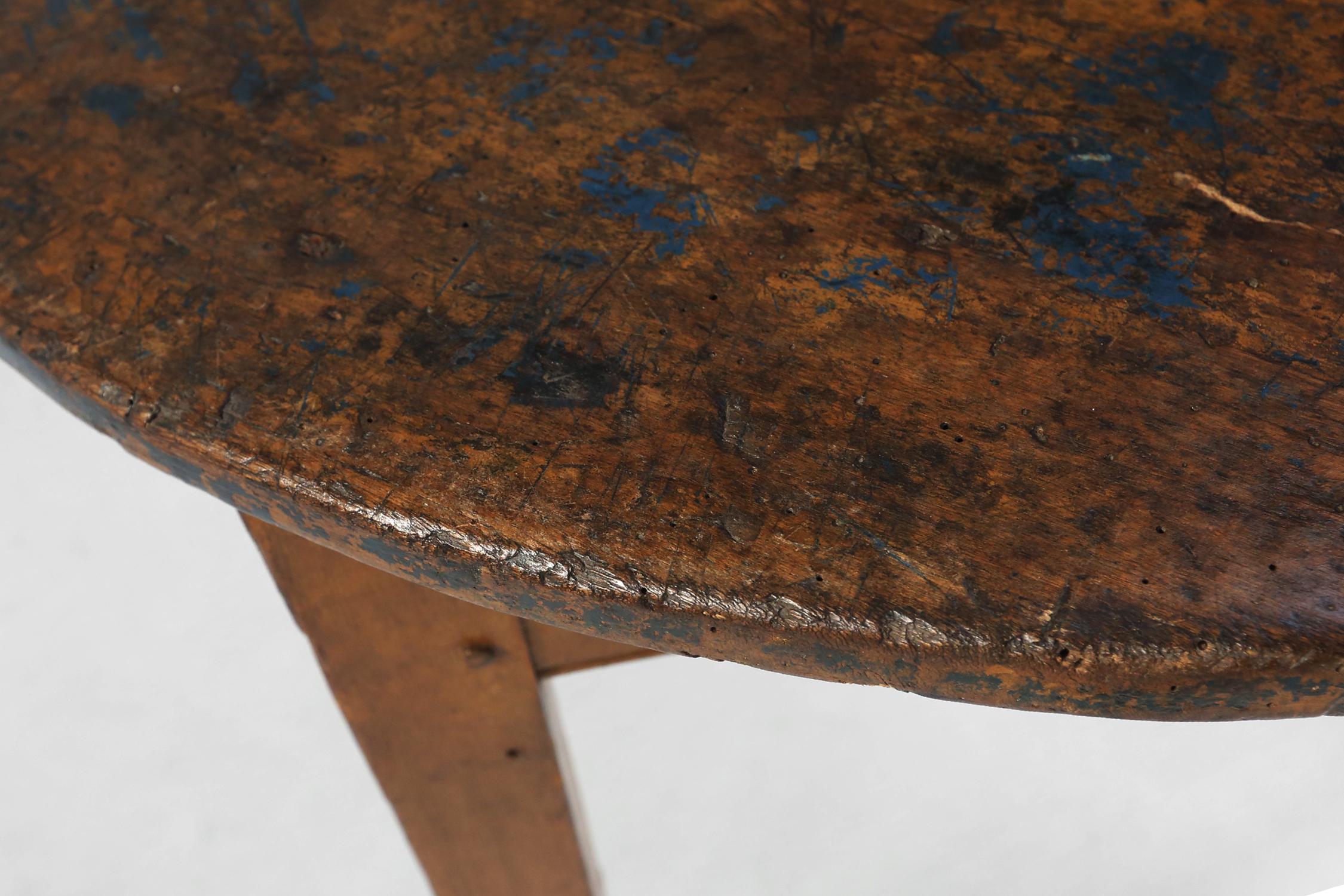 French round sidetable in oak with blue top and beautiful patina, ca. 1850 For Sale 2