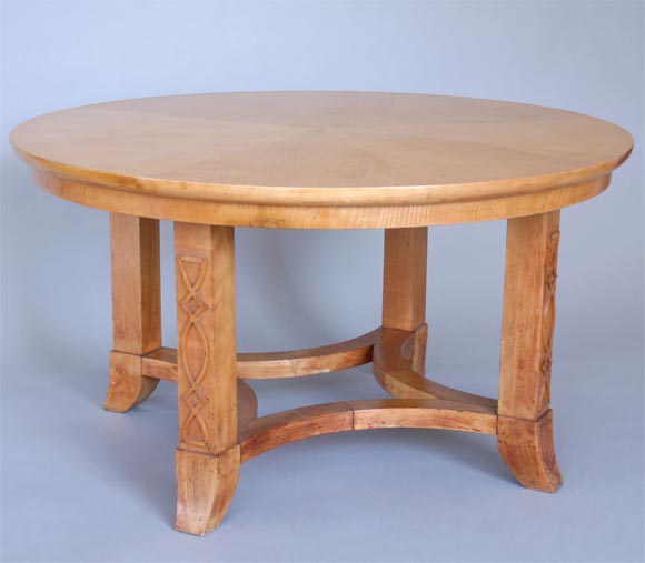 Mid-Century Modern Table basse ou d'appoint ronde en bois de sycomore français dans le style d'André Arbus en vente