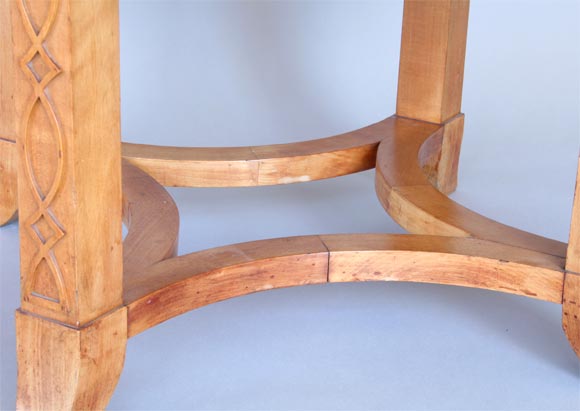 Table basse ou d'appoint ronde en bois de sycomore français dans le style d'André Arbus en vente 2