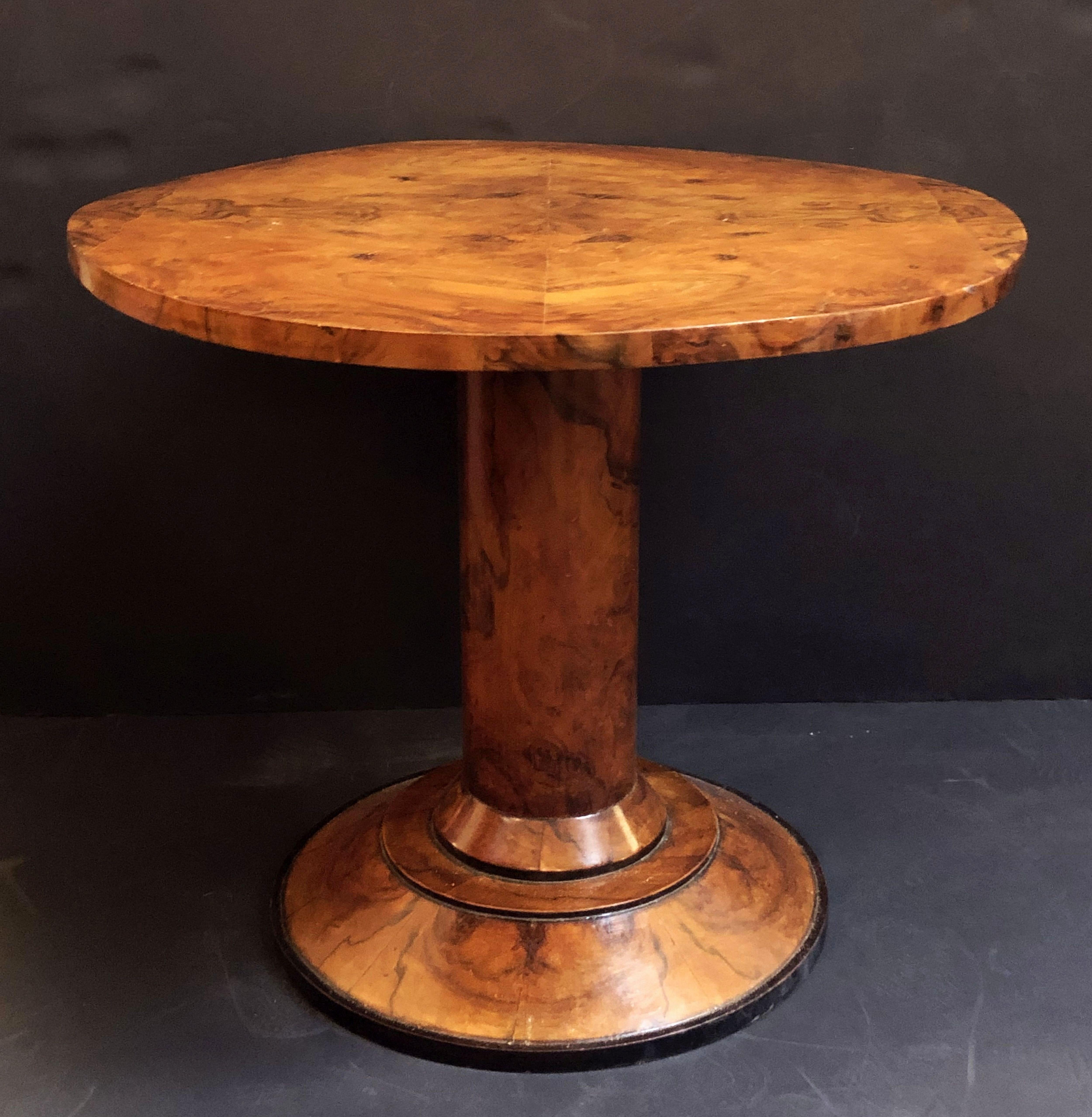 French Round Table or Guéridon of Burr Walnut In Good Condition In Austin, TX