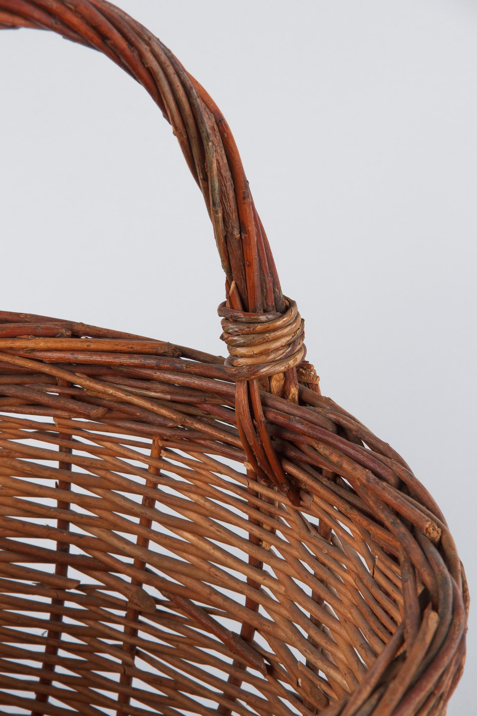 French Round Wicker Basket, 20th Century In Good Condition In Austin, TX