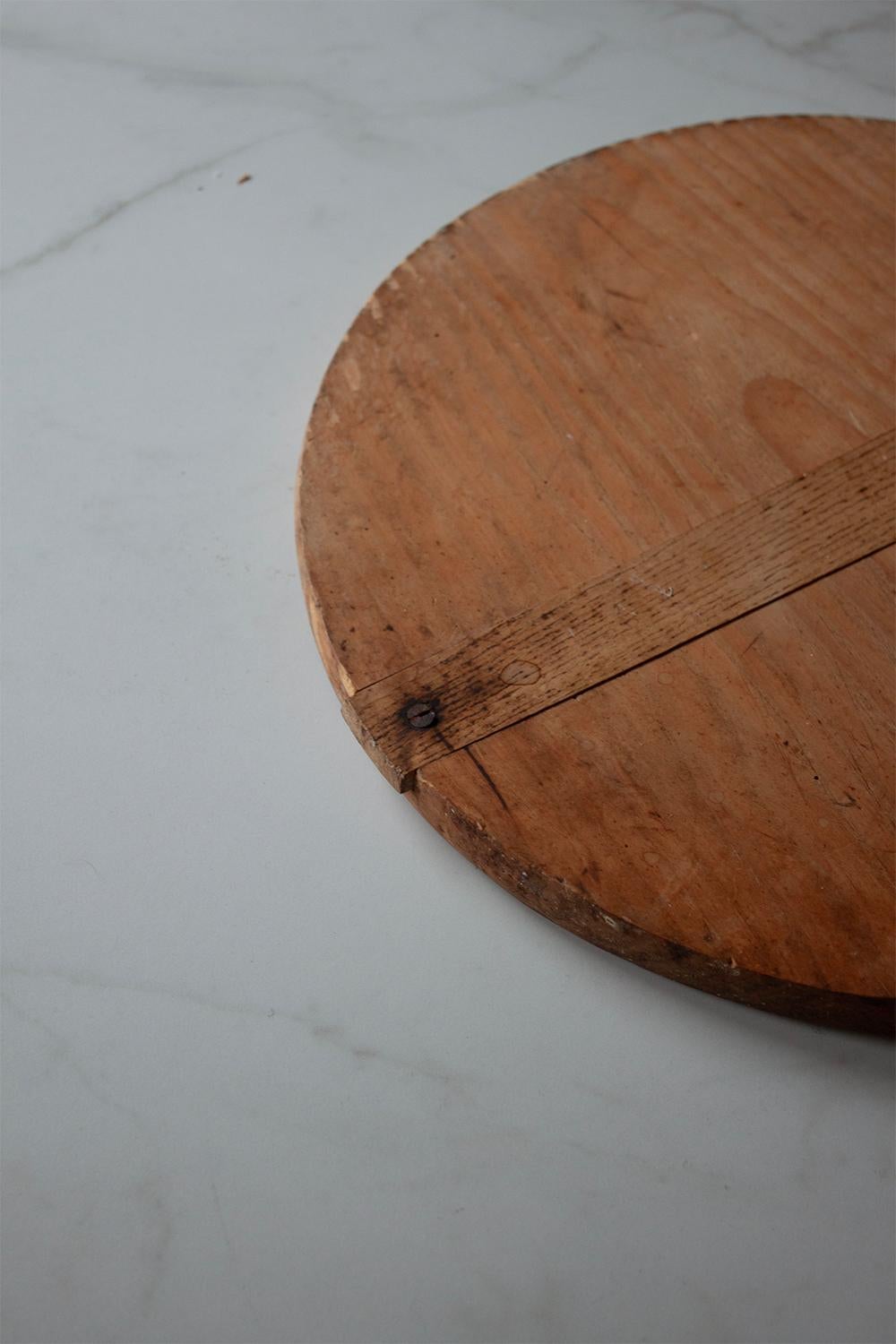 French Round Wood Cutting Seving Board In Good Condition For Sale In Rümmingen, BW