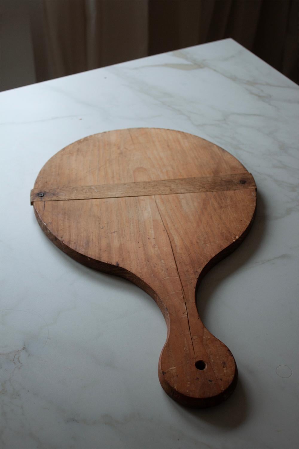 20ième siècle Planche à découper française ronde en bois  en vente