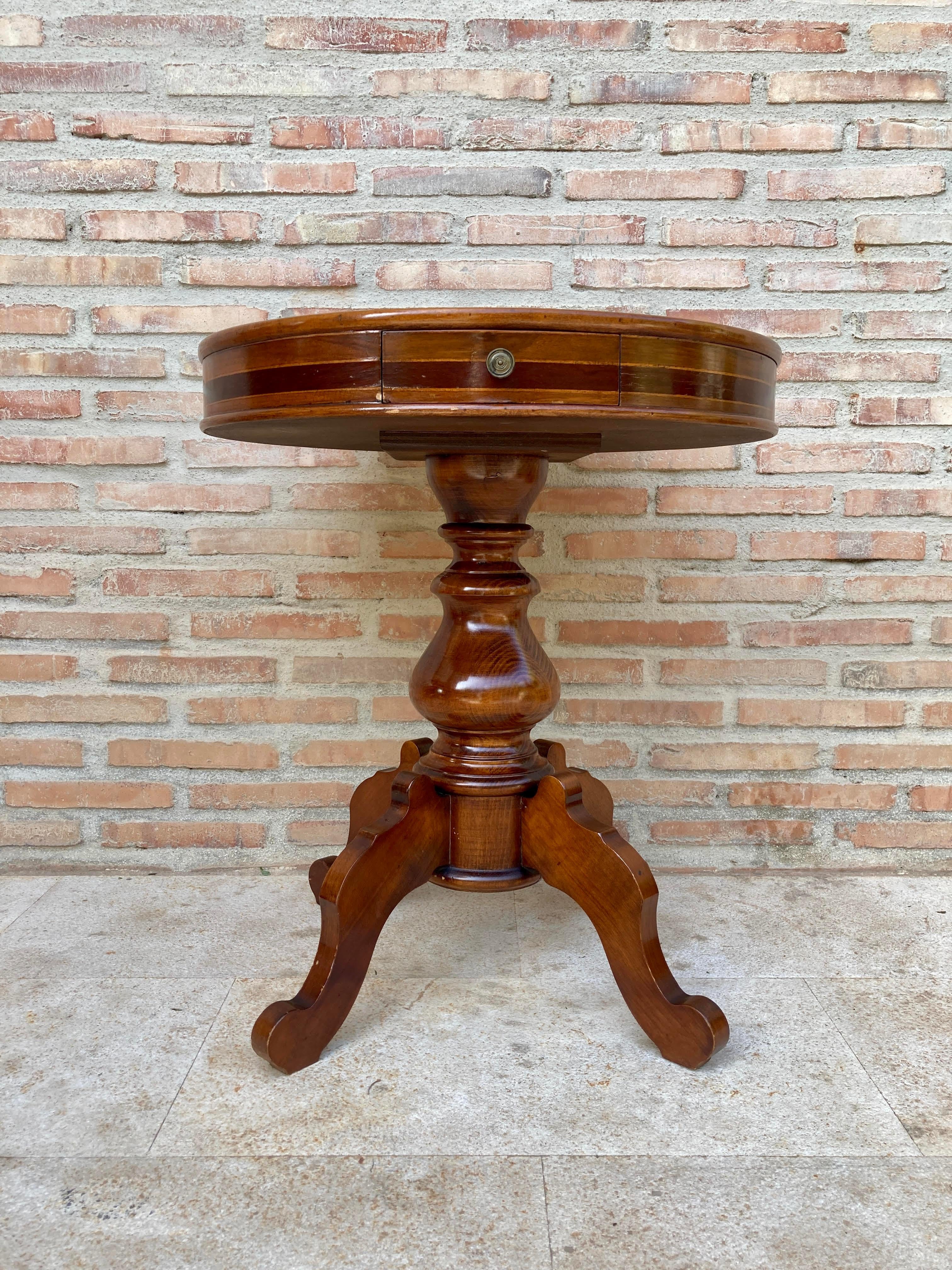 A good quality 1940's French style four legged side or coffee table. The marquetry work in the center adds elegance to this beautiful and highly versatile table.

It offers walnut wood construction, with lemon tree scrolls and satin