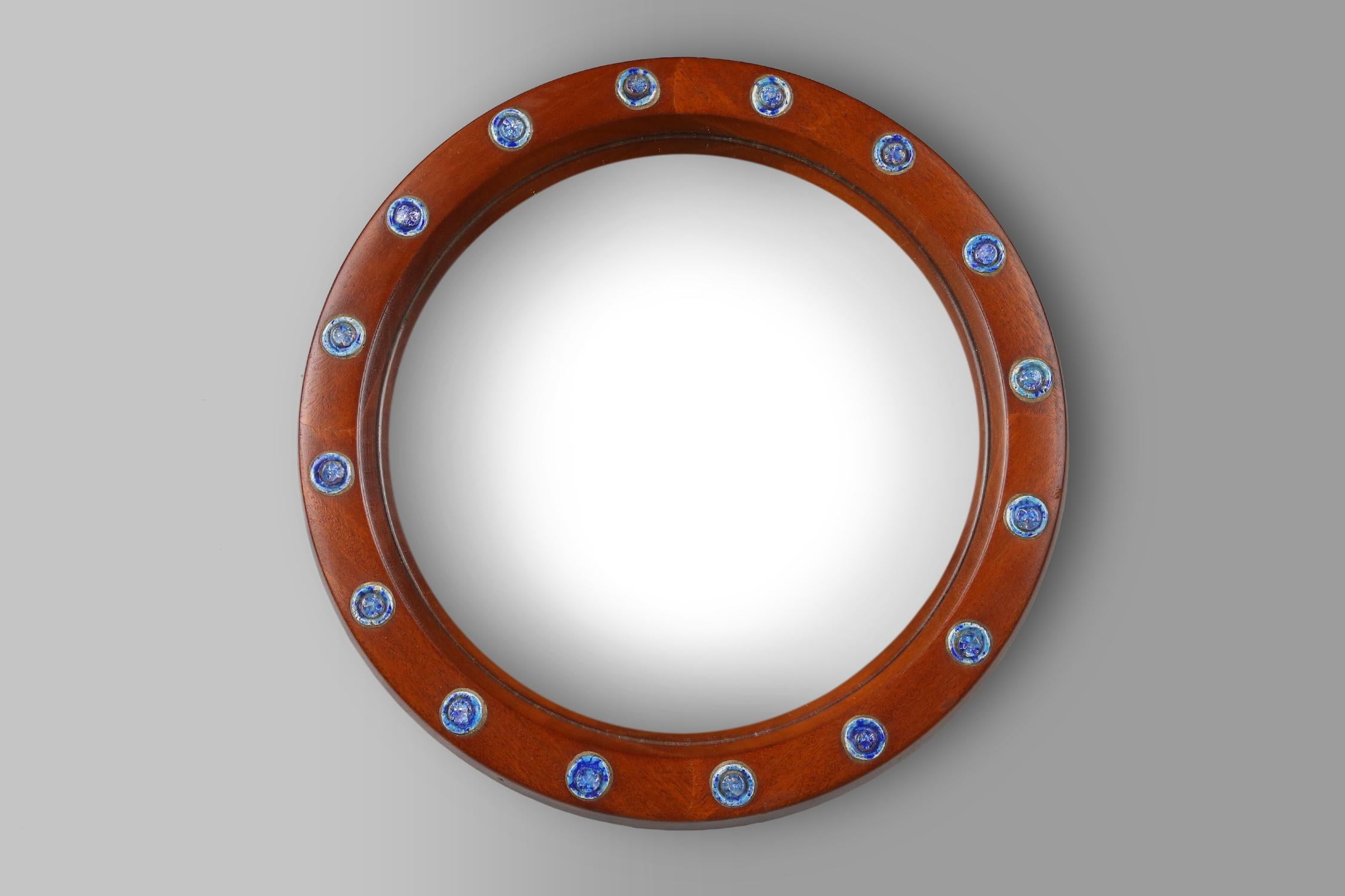 
France / 1960s / wooden mirror with blue and white glass decoration / mid-century / vintage design

Elegant and charming round mirror designed in France in the 1960s. Highly decorative mirror made in natural materials and finished with eye for