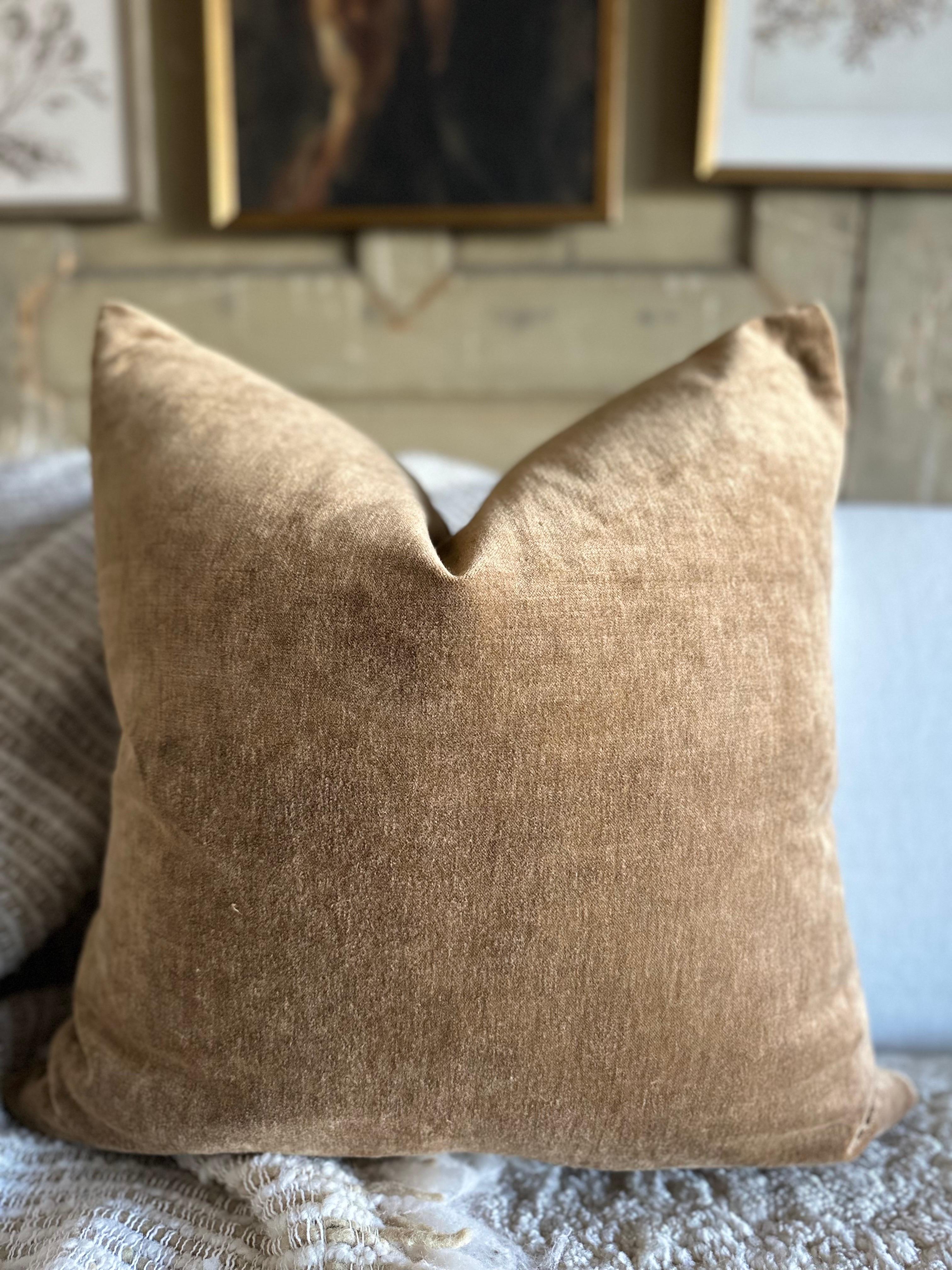 A luxurious Royal Velvet face with stone washed linen back.
Linen & Velvet fabric is imported from France.
Custom made to order, can be customized to your size.
Color: Havane (a rich copper brown)
Antique brass zipper
Size 22x22
Includes Down