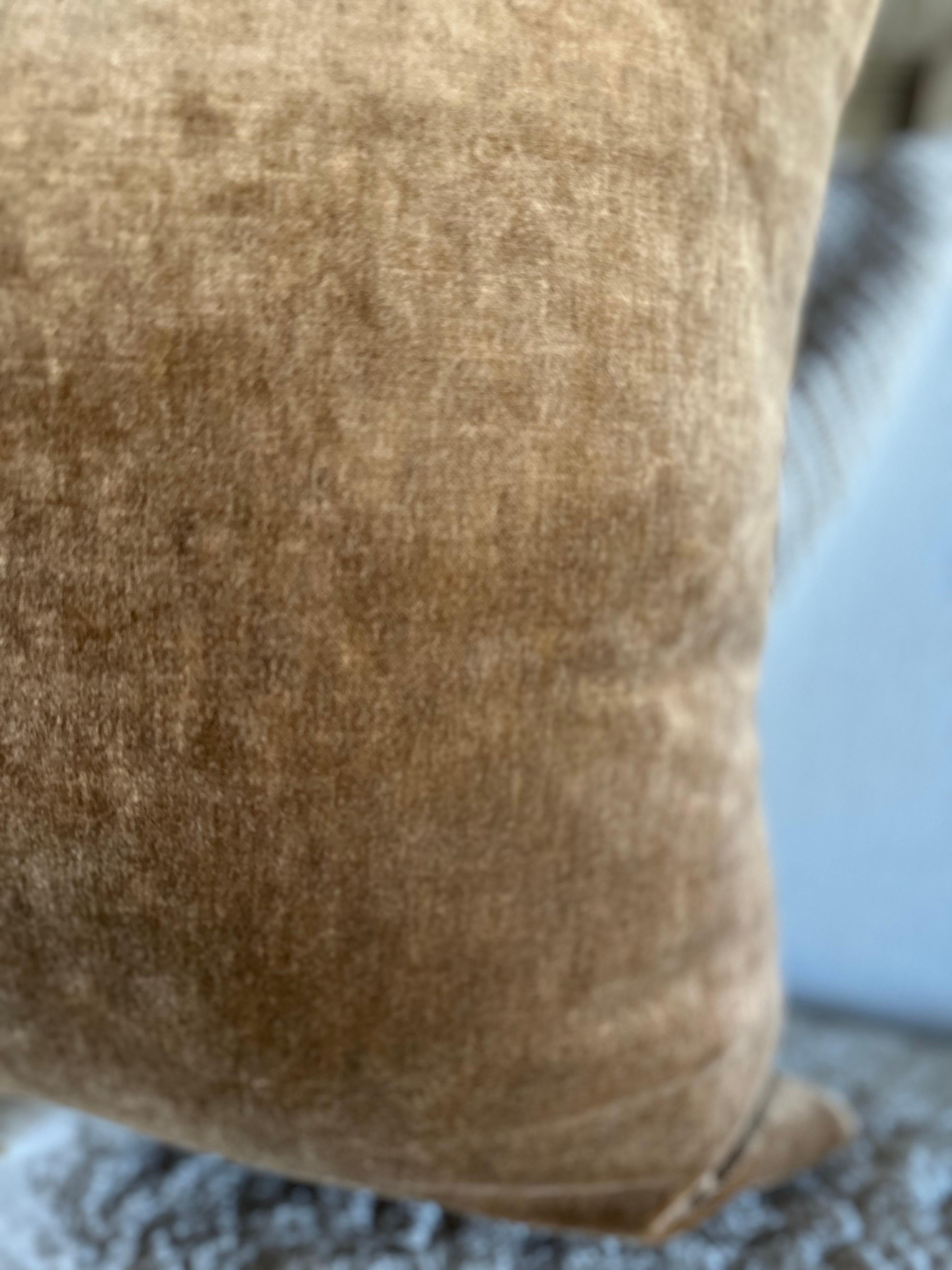 XXI secolo e contemporaneo Cuscino d'accento in lino e velluto French Royal con inserto in piuma Havane in vendita