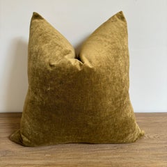 Almohada acentuada de terciopelo y lino French Royal con inserto de plumón Ocre