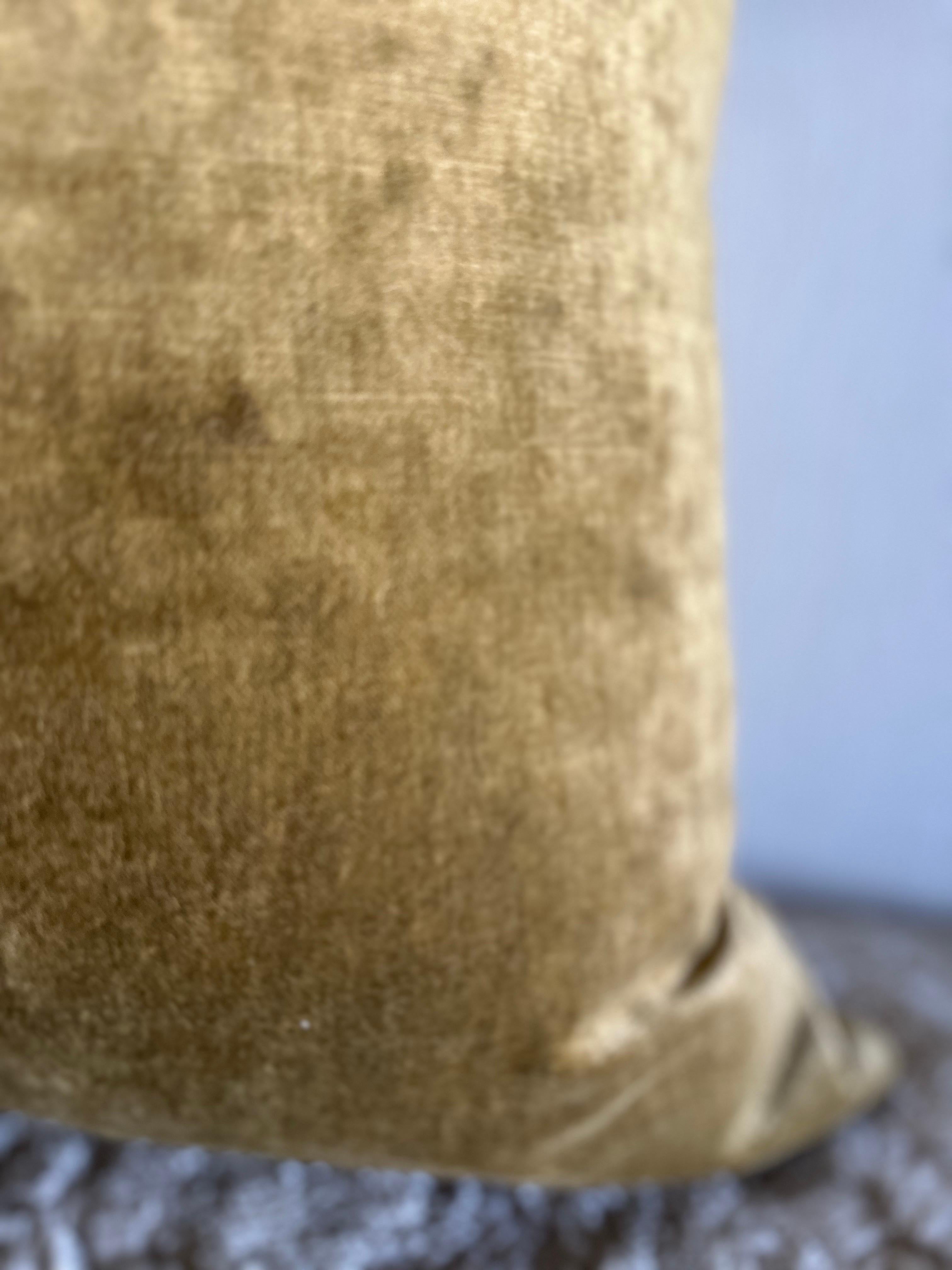 XXI secolo e contemporaneo Cuscino d'accento in lino e velluto French Royal con inserto in piuma d'oca in vendita