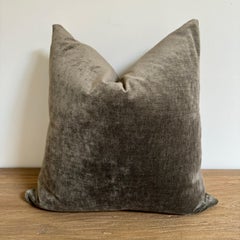 Almohada acentuada de terciopelo y lino French Royal con inserto de plumón Kaki