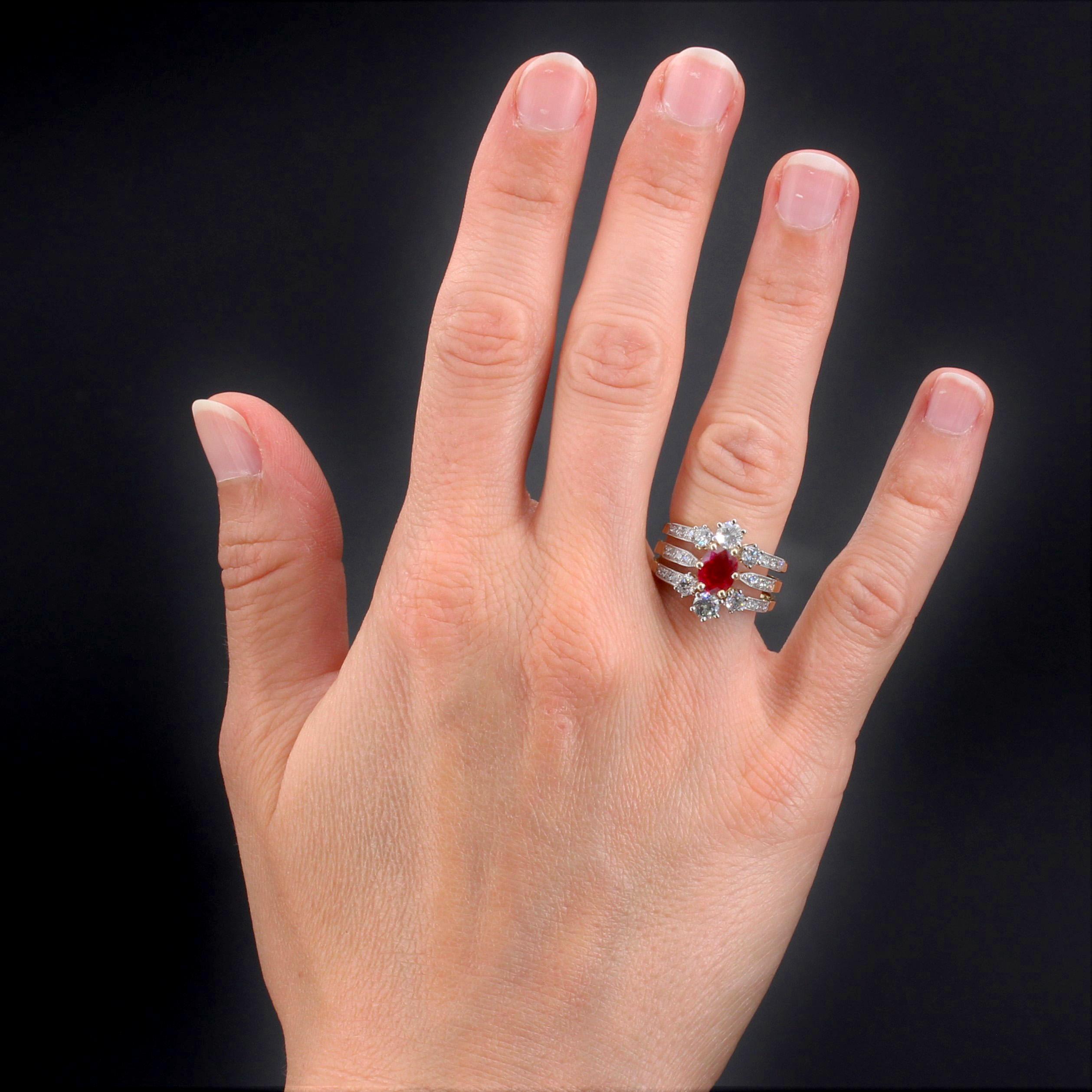 Ring in 18 karat yellow gold, eagle head hallmark and platinum.
Magnificent, this ruby-diamond ring is set with claws on the top of an oval ruby surrounded on the top and bottom by 2 x 3 modern brilliant-cut diamonds also set with claws. 3 rings