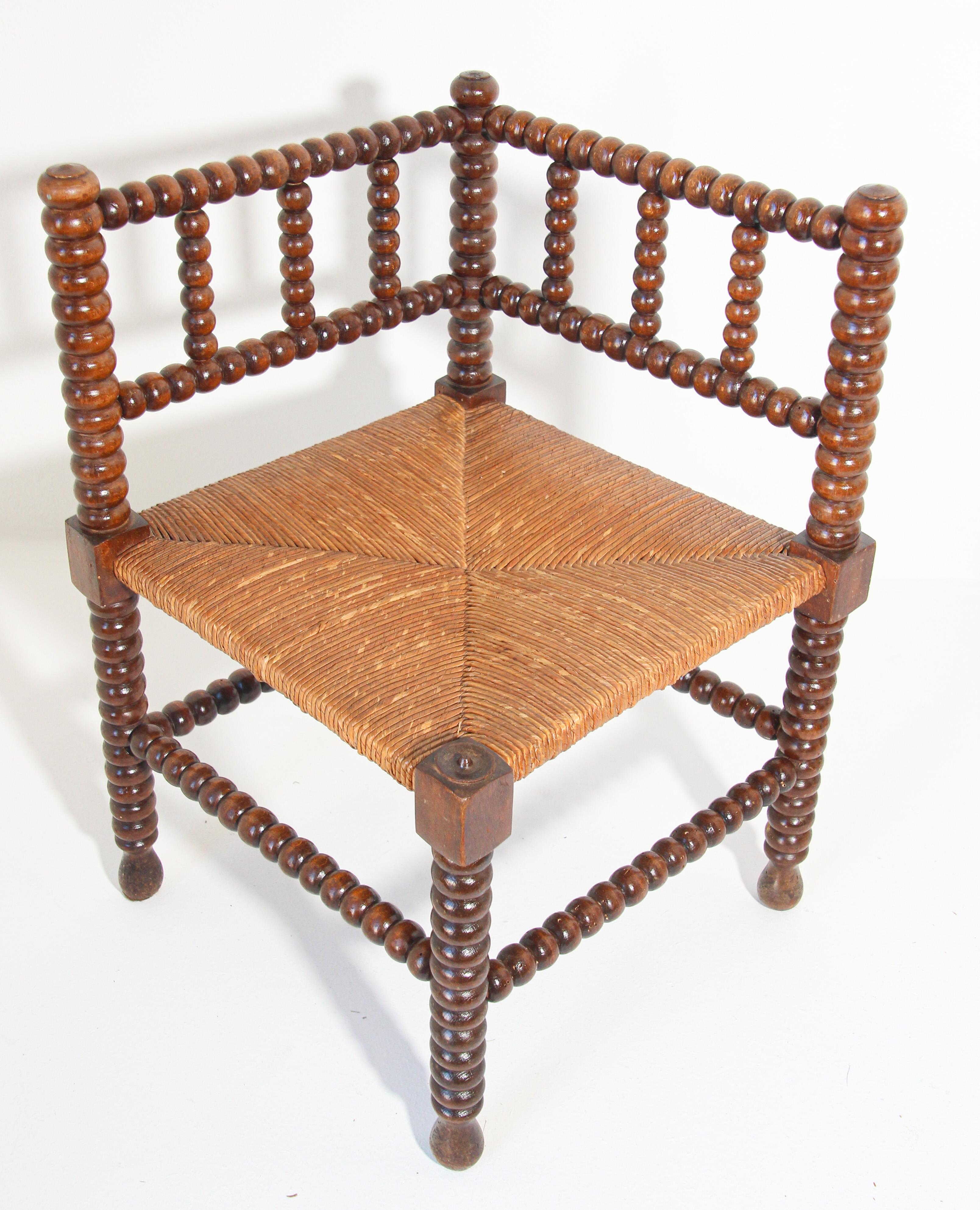 French Rush-Seat Corner Chairs in Turned Oak and Cane, France In Good Condition In North Hollywood, CA