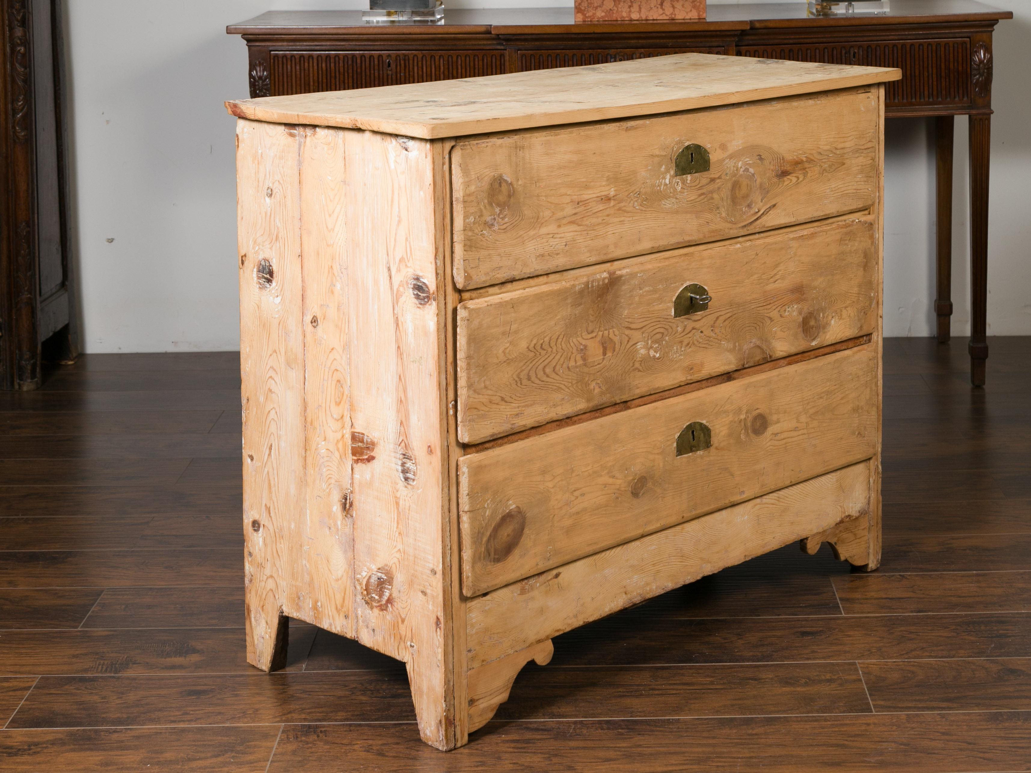 French Rustic 1880s Bleached Pine Three-Drawer Commode with Carved Spandrels For Sale 11