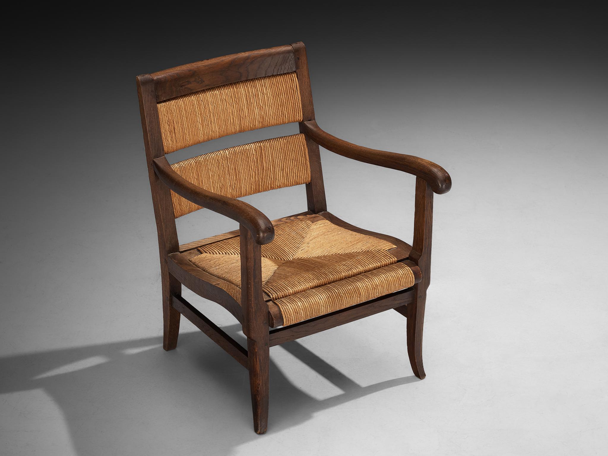 Butaca, roble, nogal, junco, Francia, años 50

Una silla encantadora de los años 50 con una calidad rústica, y fabricada en Francia. Los brazos son especialmente expresivos. Fluyen hacia fuera desde el respaldo en un arco largo y suave antes de