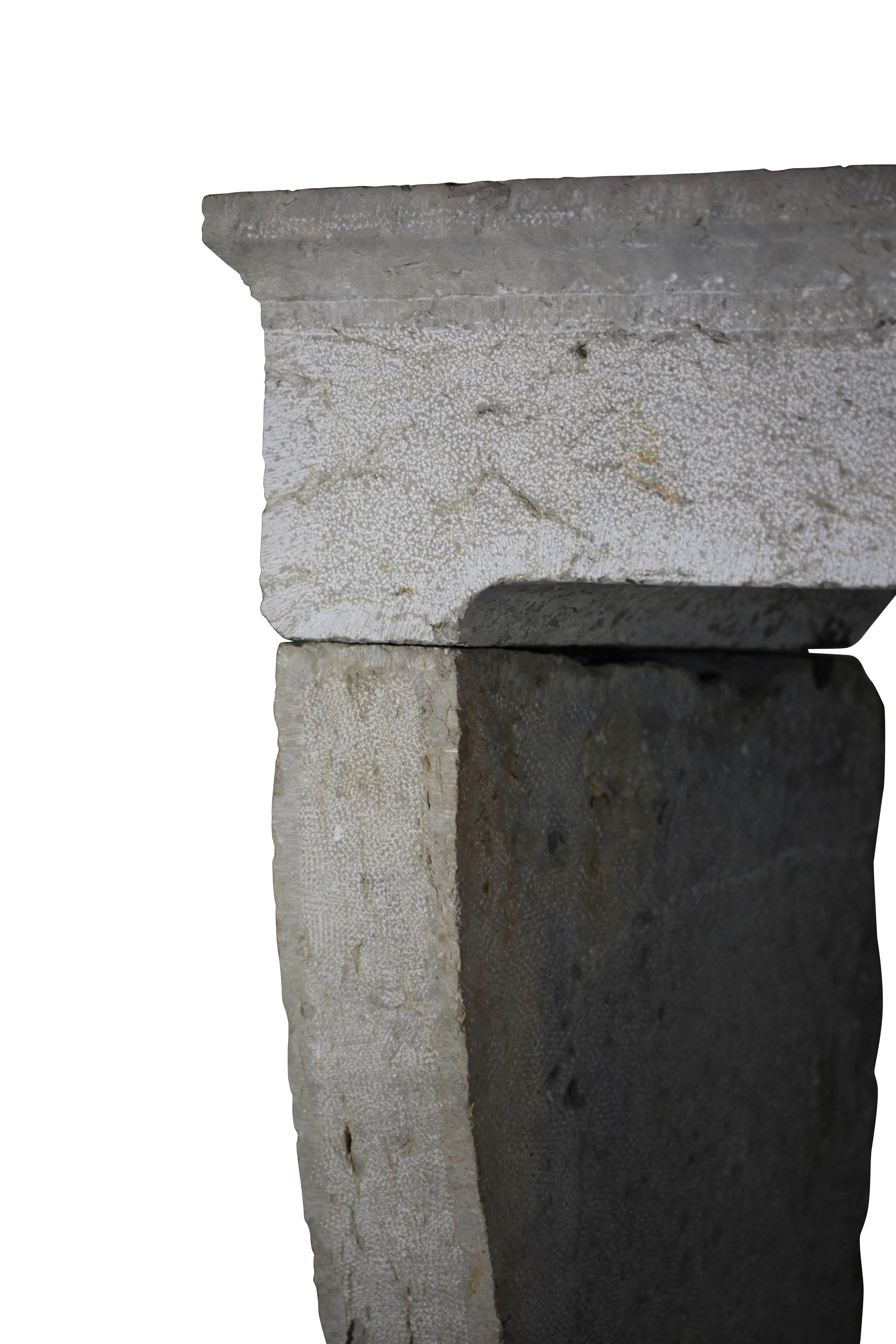 Sculpté Entourage de cheminée antique français rustique en pierre bicolore en vente