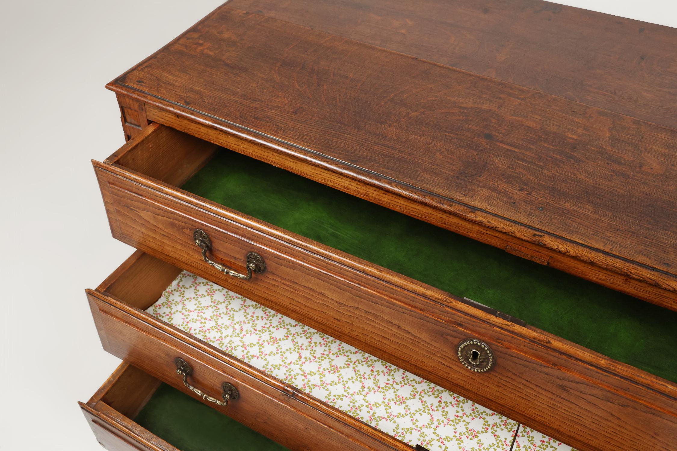Cassettiera rustica francese in rovere massiccio con 3 cassetti, 1850 ca. in vendita 2
