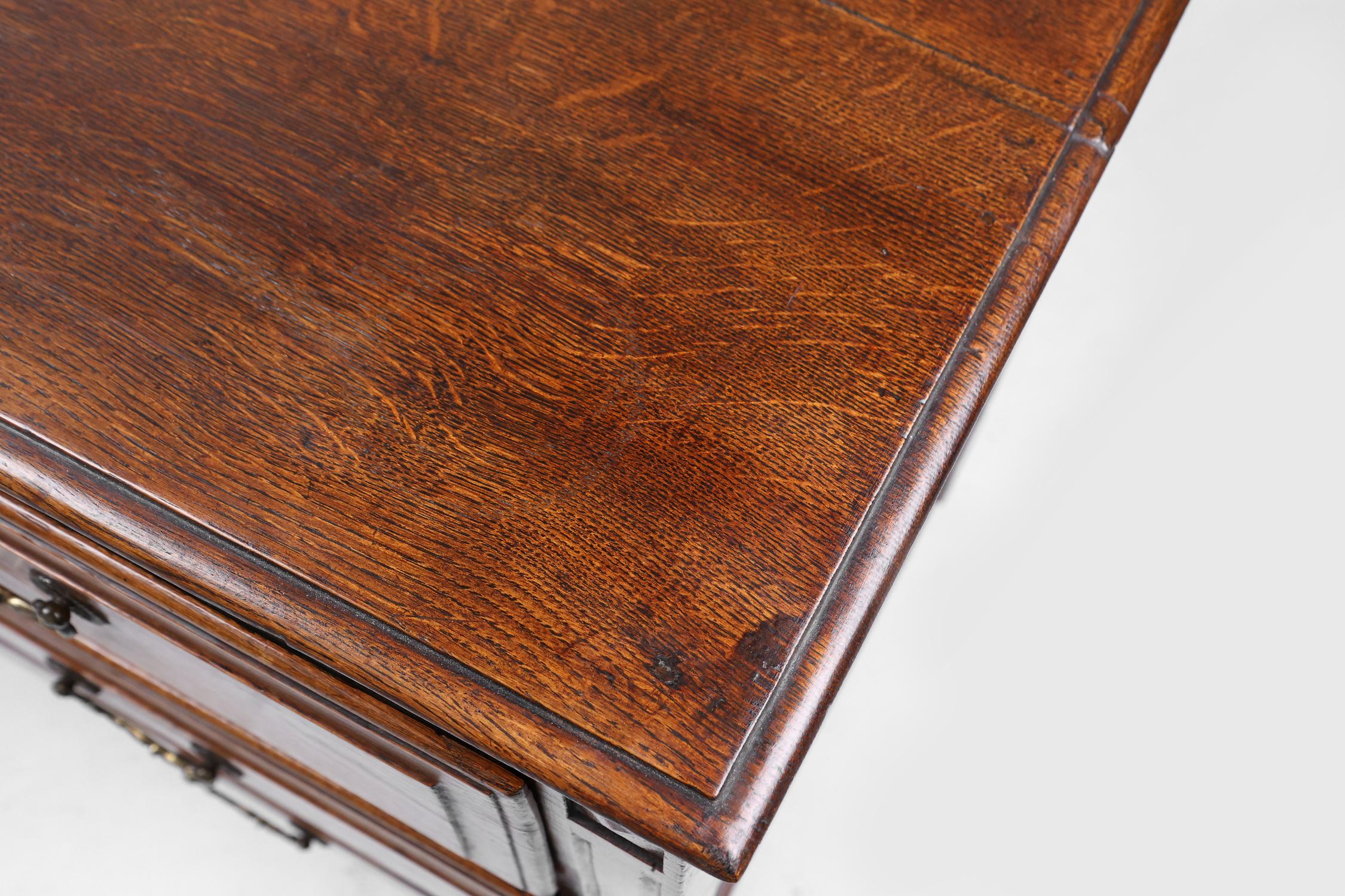 Cassettiera rustica francese in rovere massiccio con 3 cassetti, 1850 ca. in vendita 4