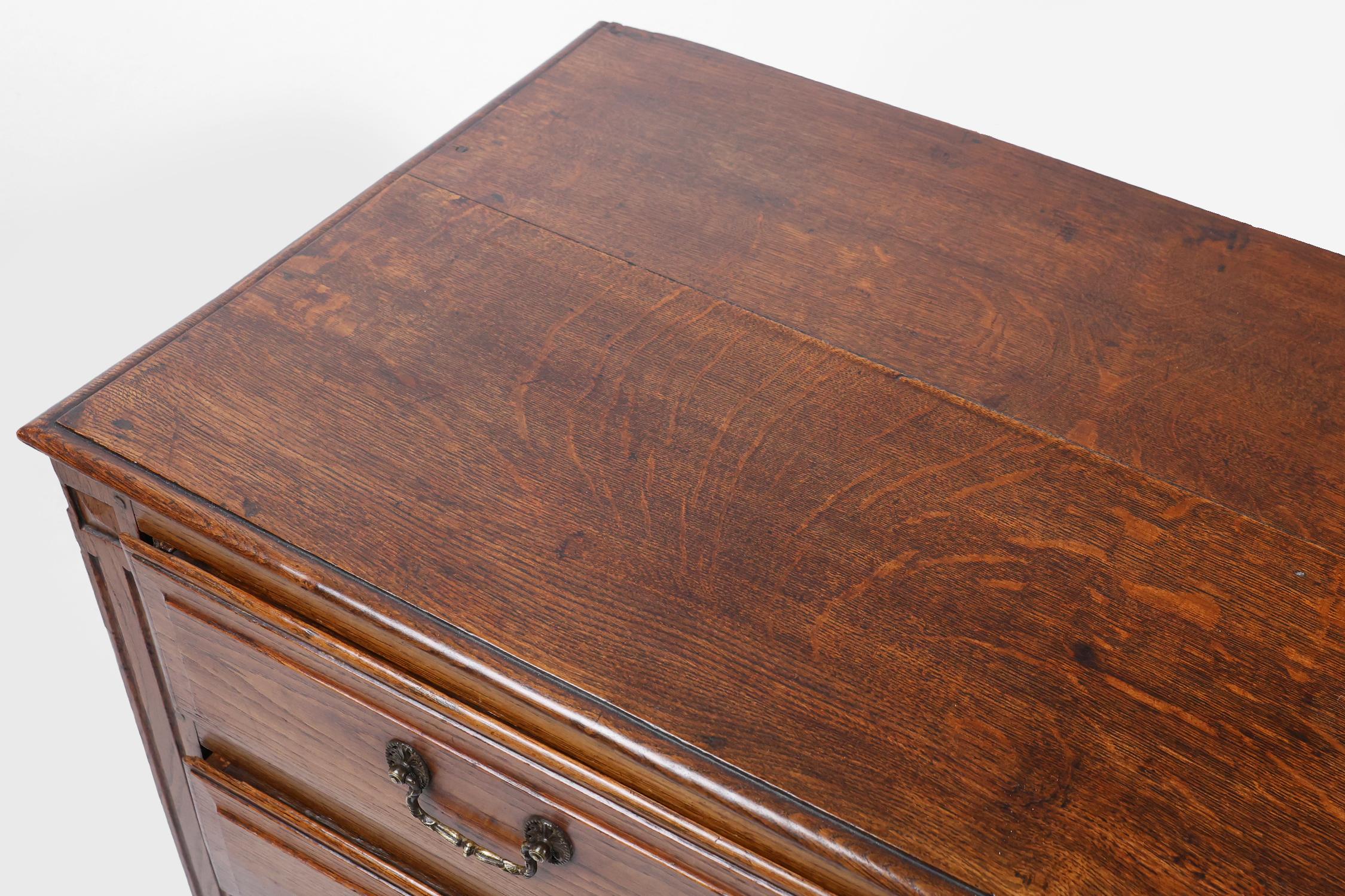Cassettiera rustica francese in rovere massiccio con 3 cassetti, 1850 ca. in vendita 5