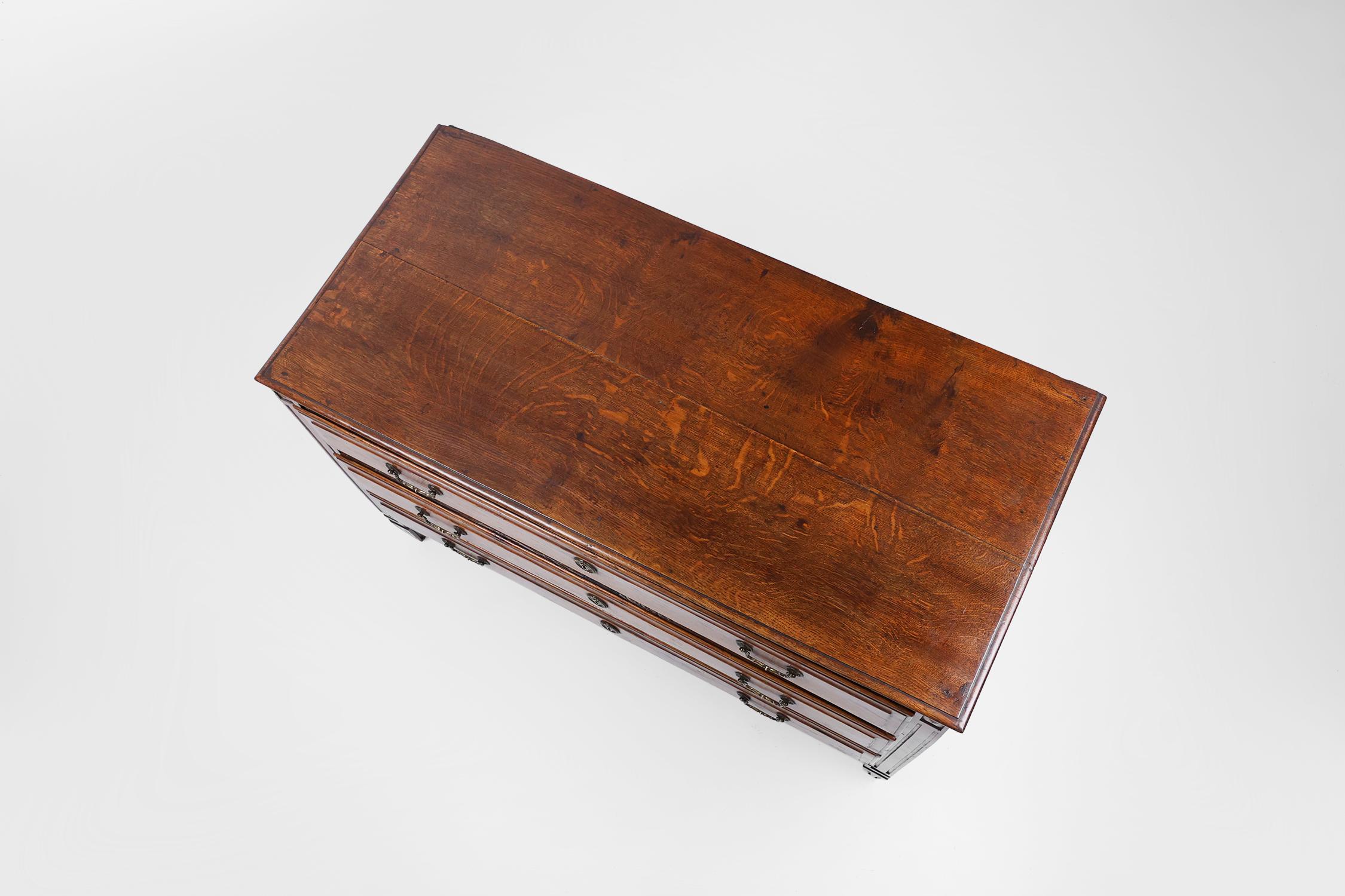 Cassettiera rustica francese in rovere massiccio con 3 cassetti, 1850 ca. in vendita 6