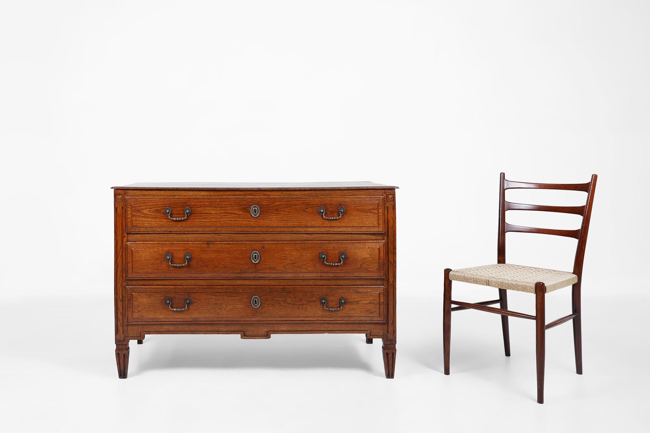 Francia / 1850 / cassettiera / oak / rustico / metà secolo / francese

Cassettiera francese della metà del XIX secolo con tre grandi cassetti. Realizzato in Francia in rovere massiccio con ferramenta decorativa in ottone. Questa cassapanca presenta