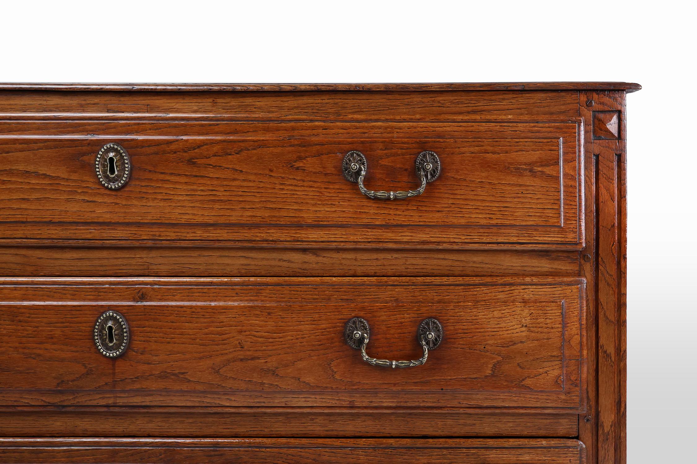 Rustico Cassettiera rustica francese in rovere massiccio con 3 cassetti, 1850 ca. in vendita