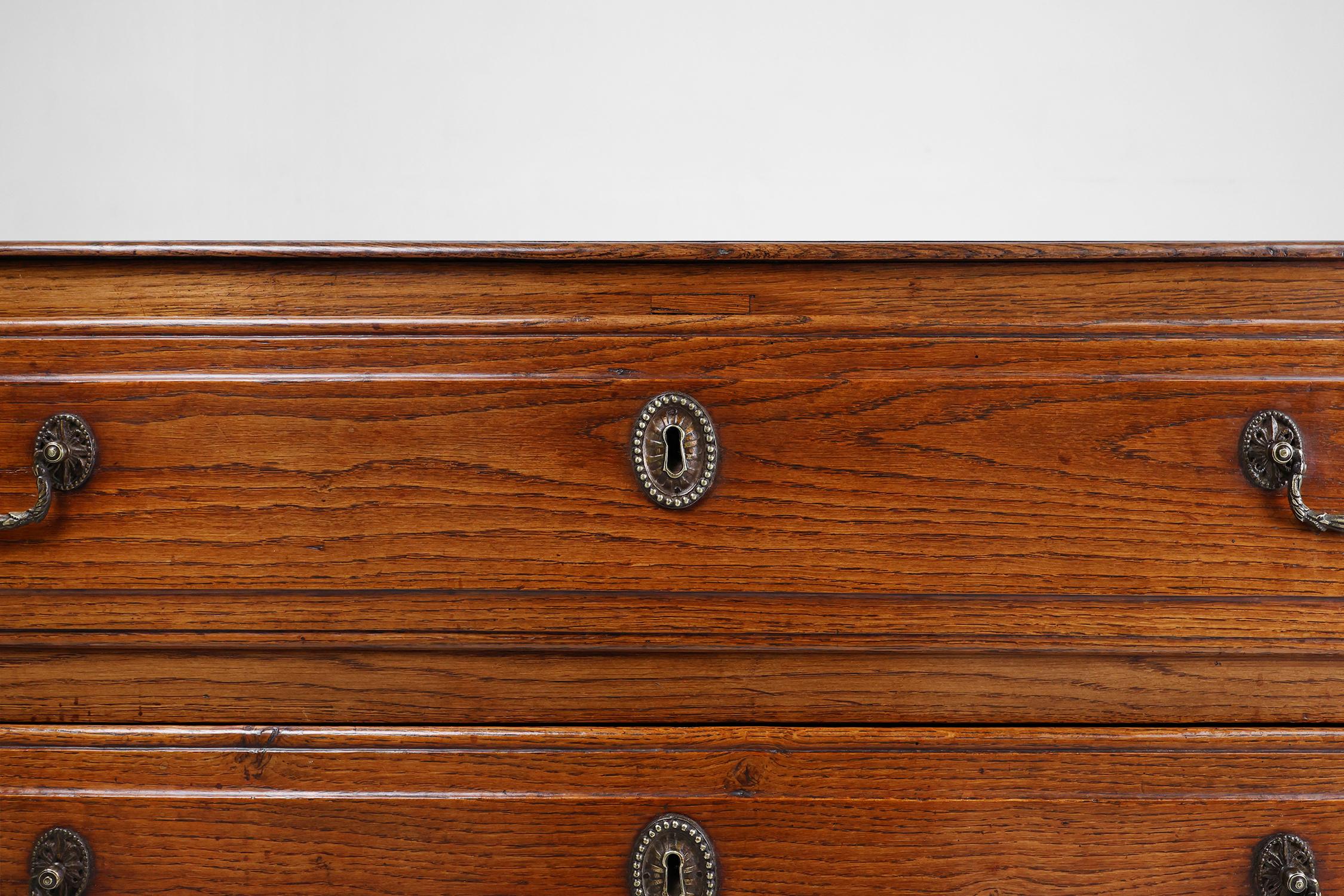 Francese Cassettiera rustica francese in rovere massiccio con 3 cassetti, 1850 ca. in vendita
