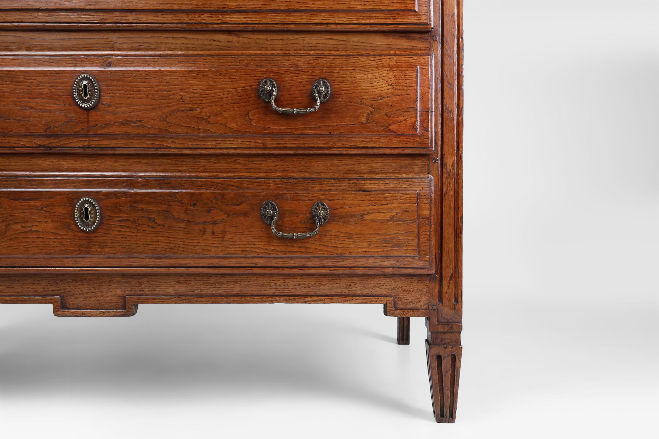 Intagliato Cassettiera rustica francese in rovere massiccio con 3 cassetti, 1850 ca. in vendita