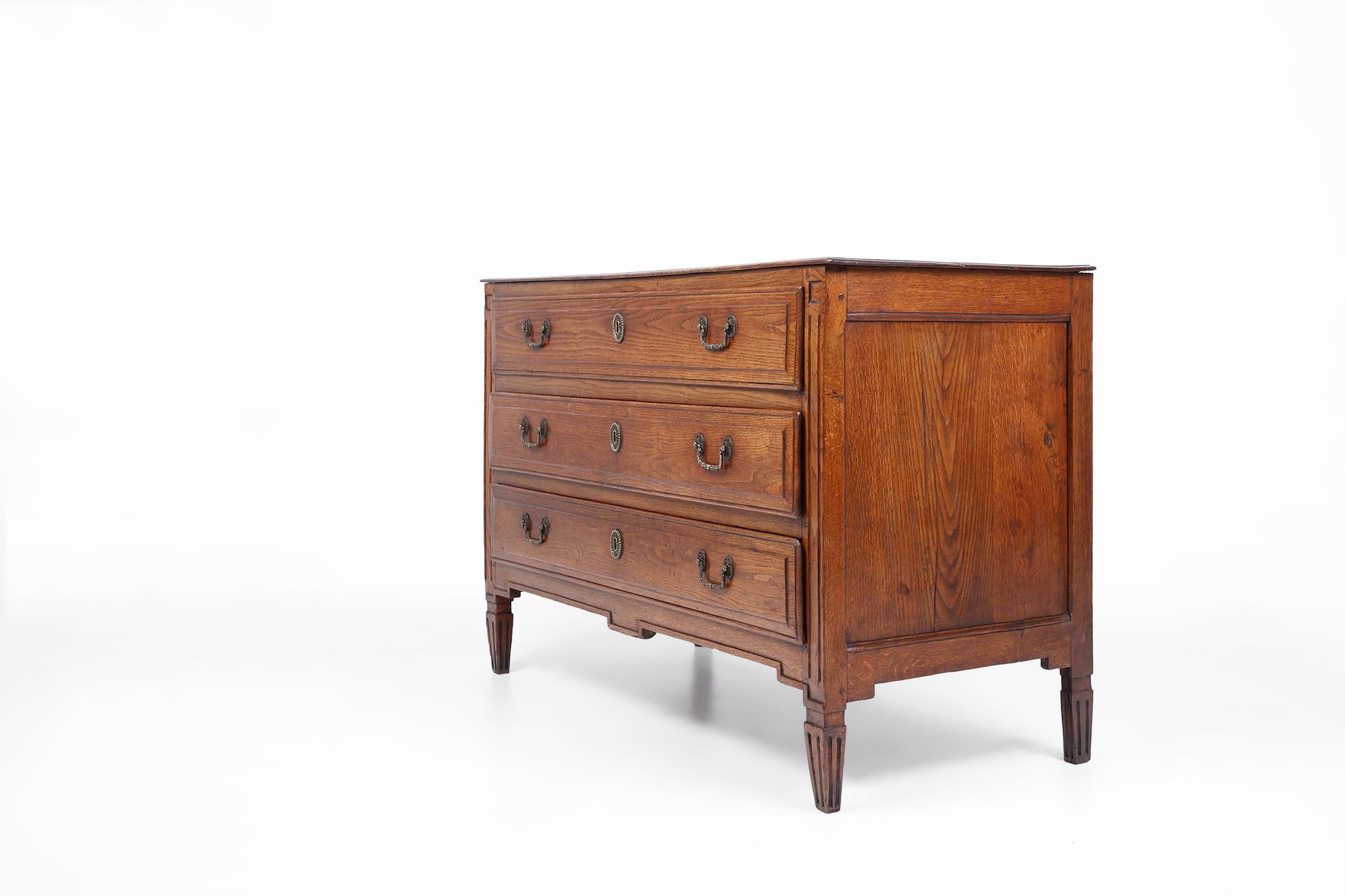 Cassettiera rustica francese in rovere massiccio con 3 cassetti, 1850 ca. In condizioni buone in vendita a Meulebeke, BE