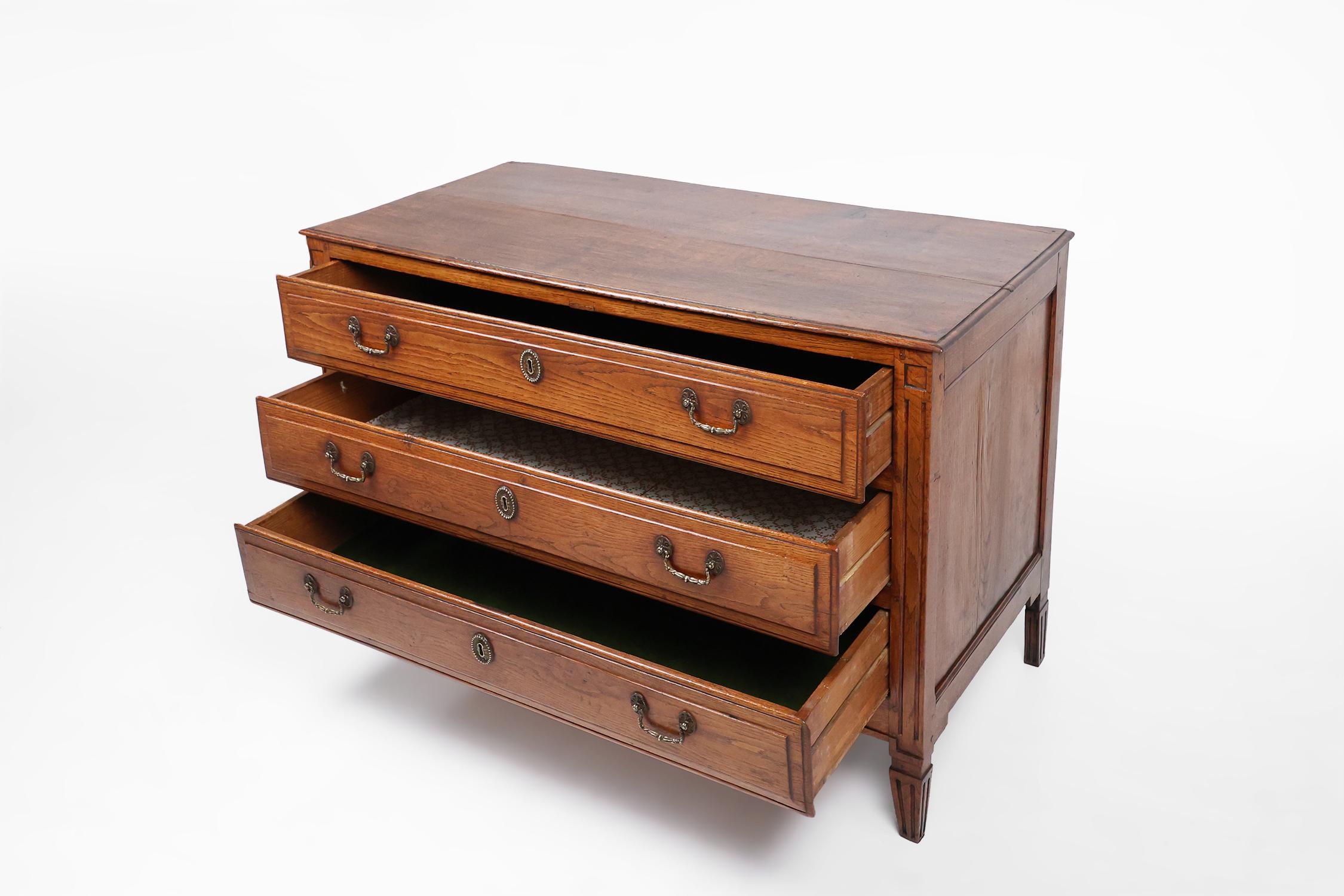 Cassettiera rustica francese in rovere massiccio con 3 cassetti, 1850 ca. in vendita 1