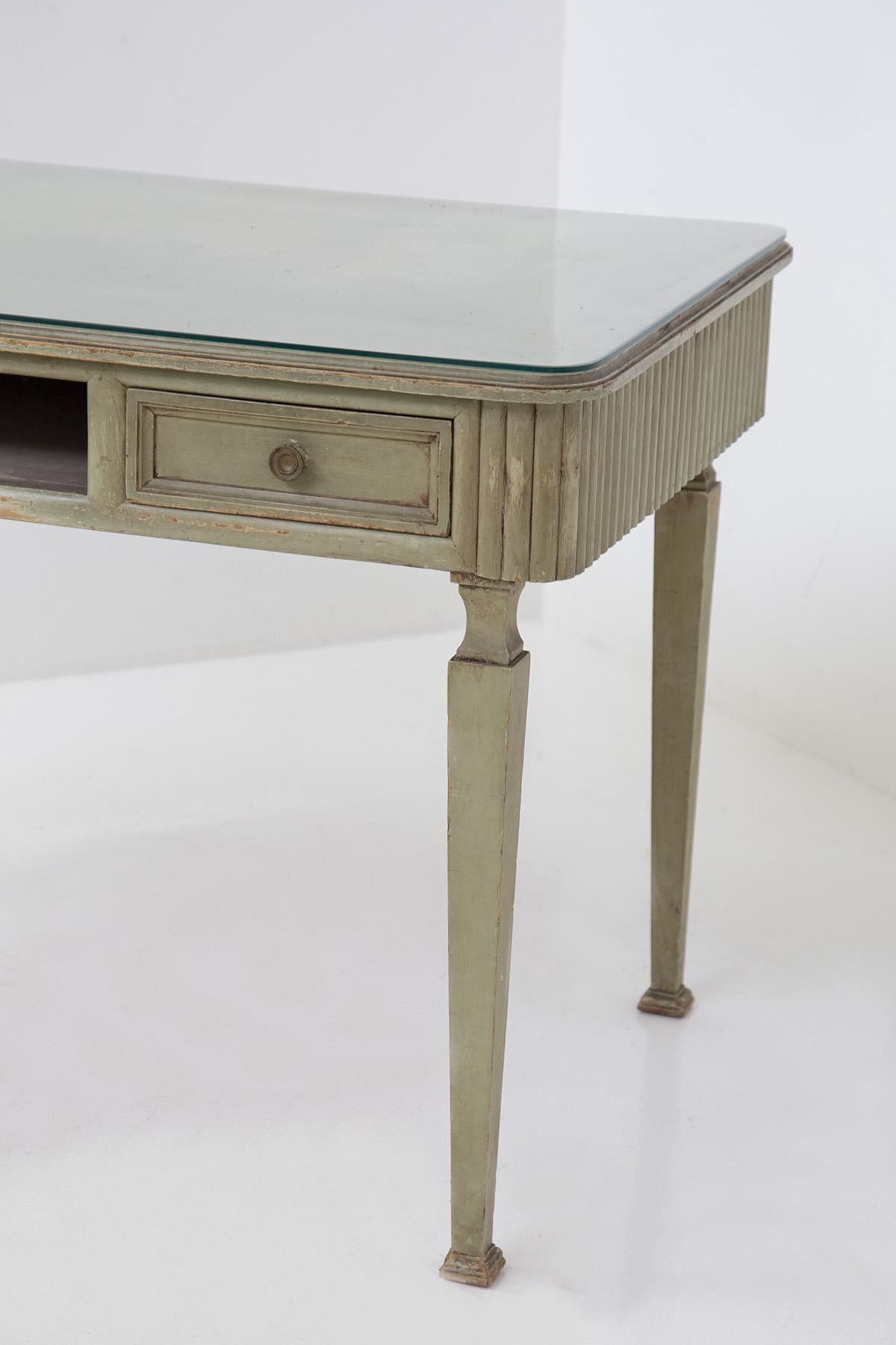 Schöne Französisch hölzernen Schreibtisch aus den späten 1800er Jahren Rustic Chic Zeitraum.
Der Schreibtisch ist komplett aus sehr elegantem olivgrünem Holz gefertigt, das auf verschiedene Arten bearbeitet wurde: es gibt die Meißeltechnik und auch
