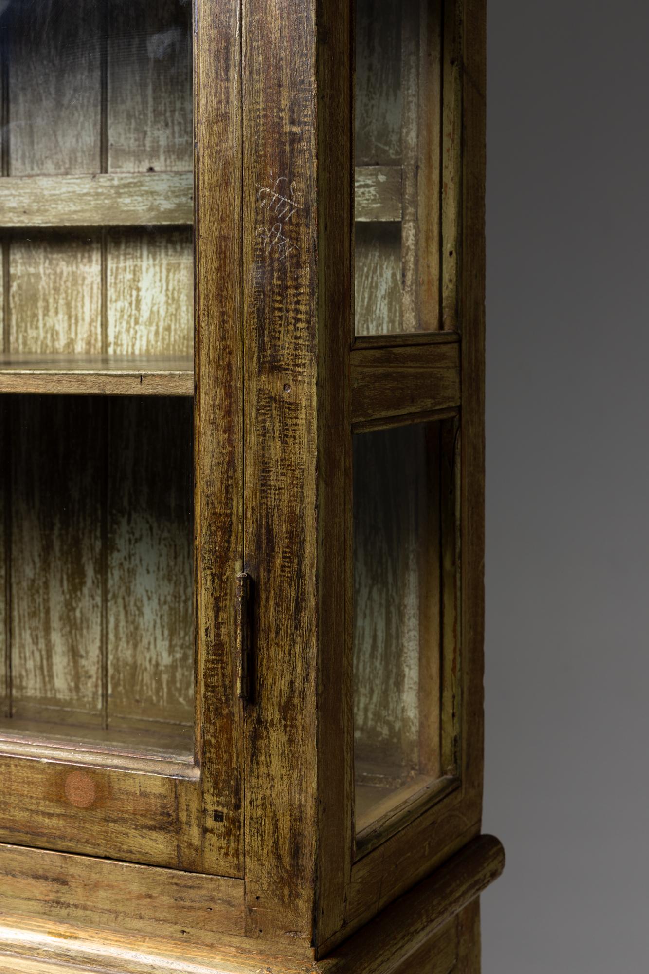 Rustikaler französischer Schrank aus lackiertem Holz, 20. (Handgeschnitzt)
