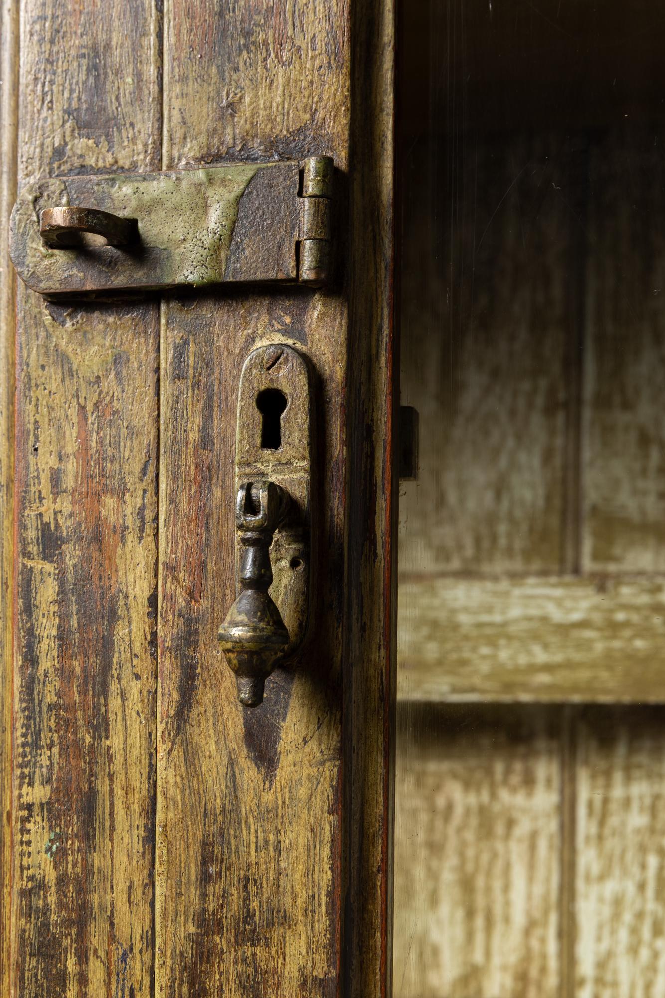 Rustikaler französischer Schrank aus lackiertem Holz, 20. im Zustand „Gut“ in Lisboa, PT