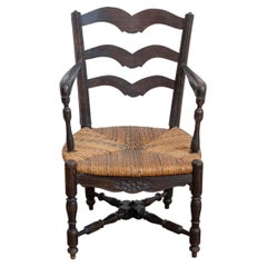 Chaise d'enfant rustique française du 19ème siècle en chêne foncé avec dossier en échelle et assise en jonc