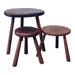 Ensemble table d'appoint/tabouret tripode au design rustique français, France, années 1950