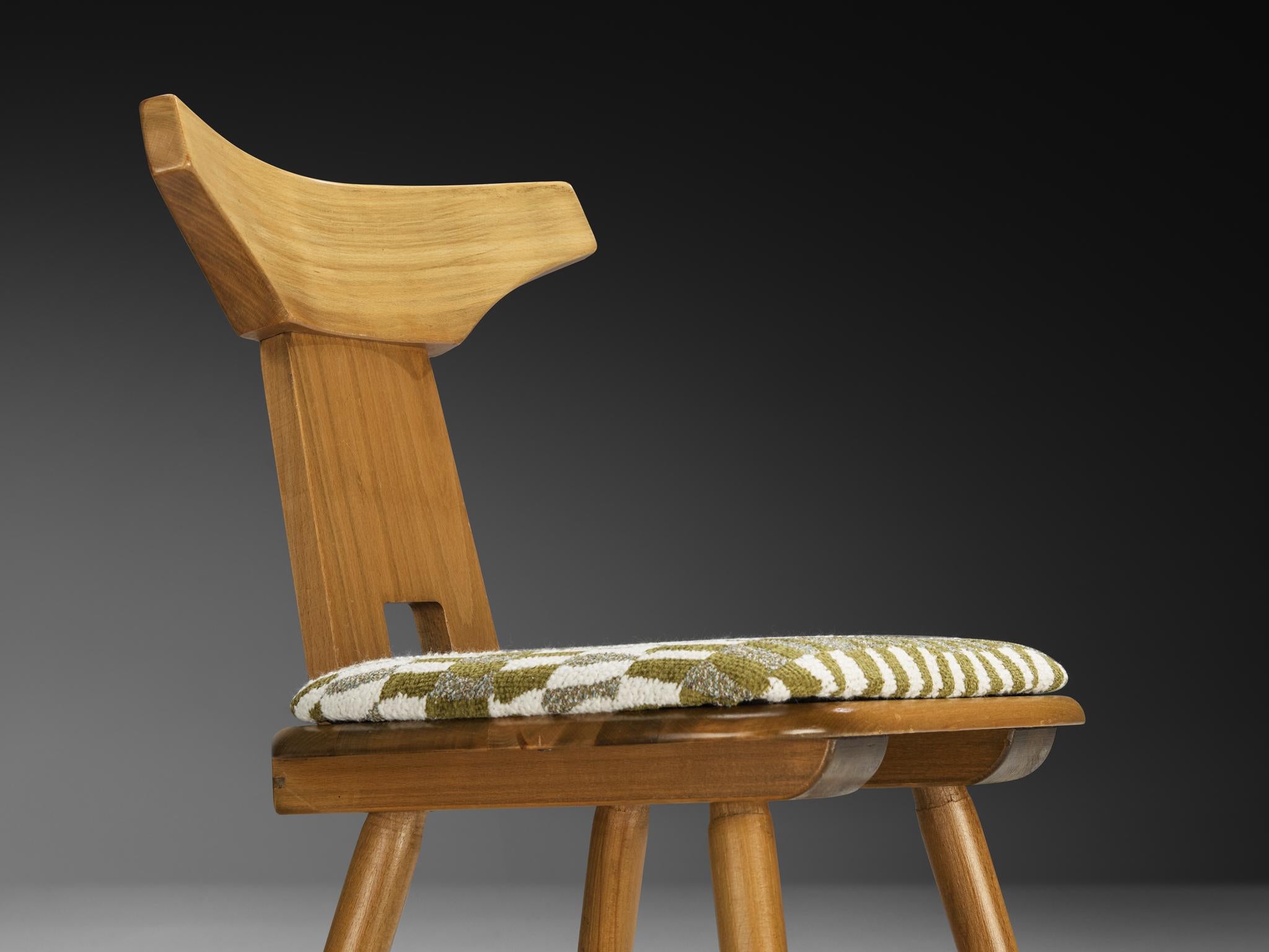 Metà XX secolo Sedie da pranzo rustiche francesi in Wood massiccio con sedute in Fabrice in vendita