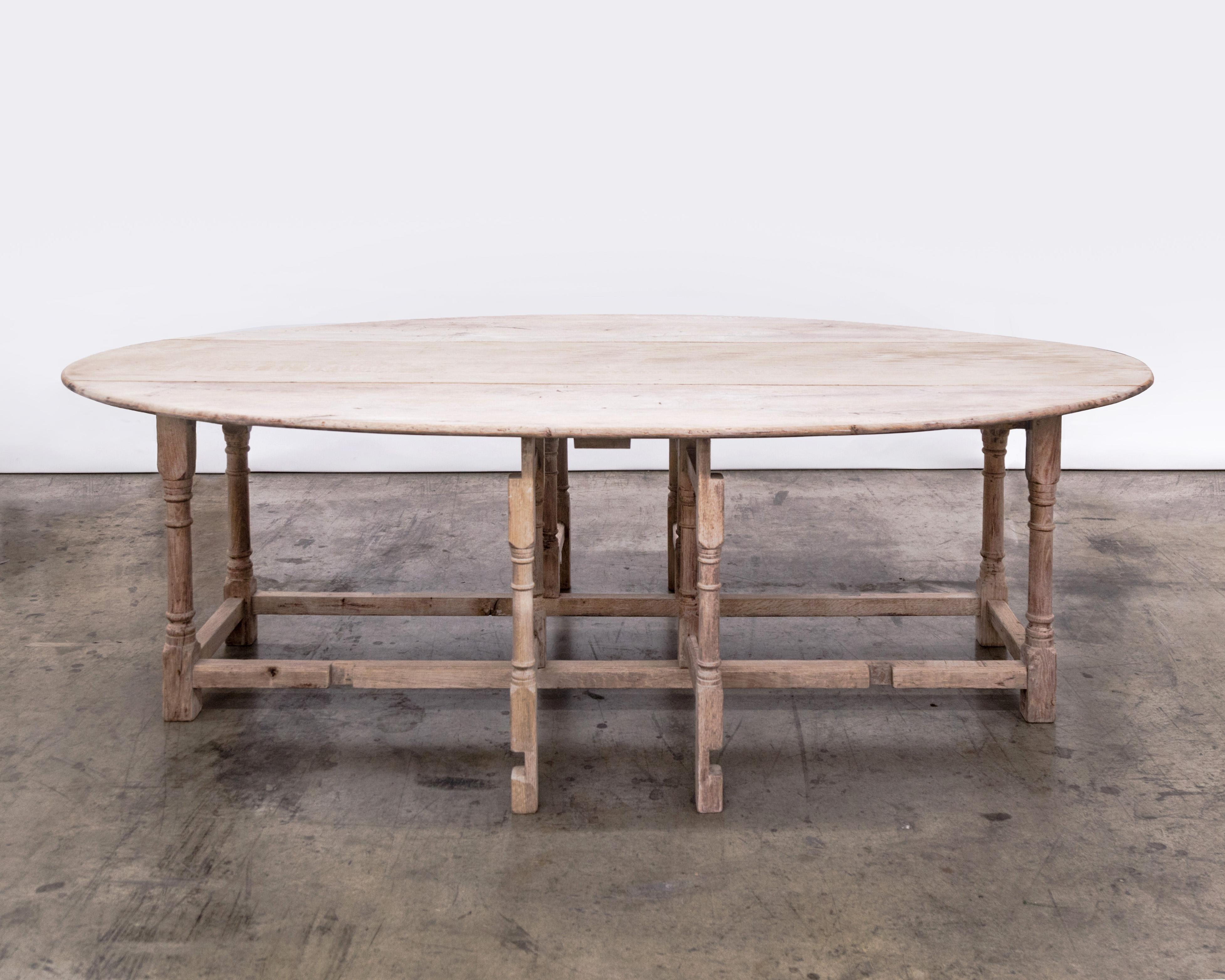 French Rustic Gate Leg Oval Dining Table In Good Condition For Sale In West Hollywood, CA