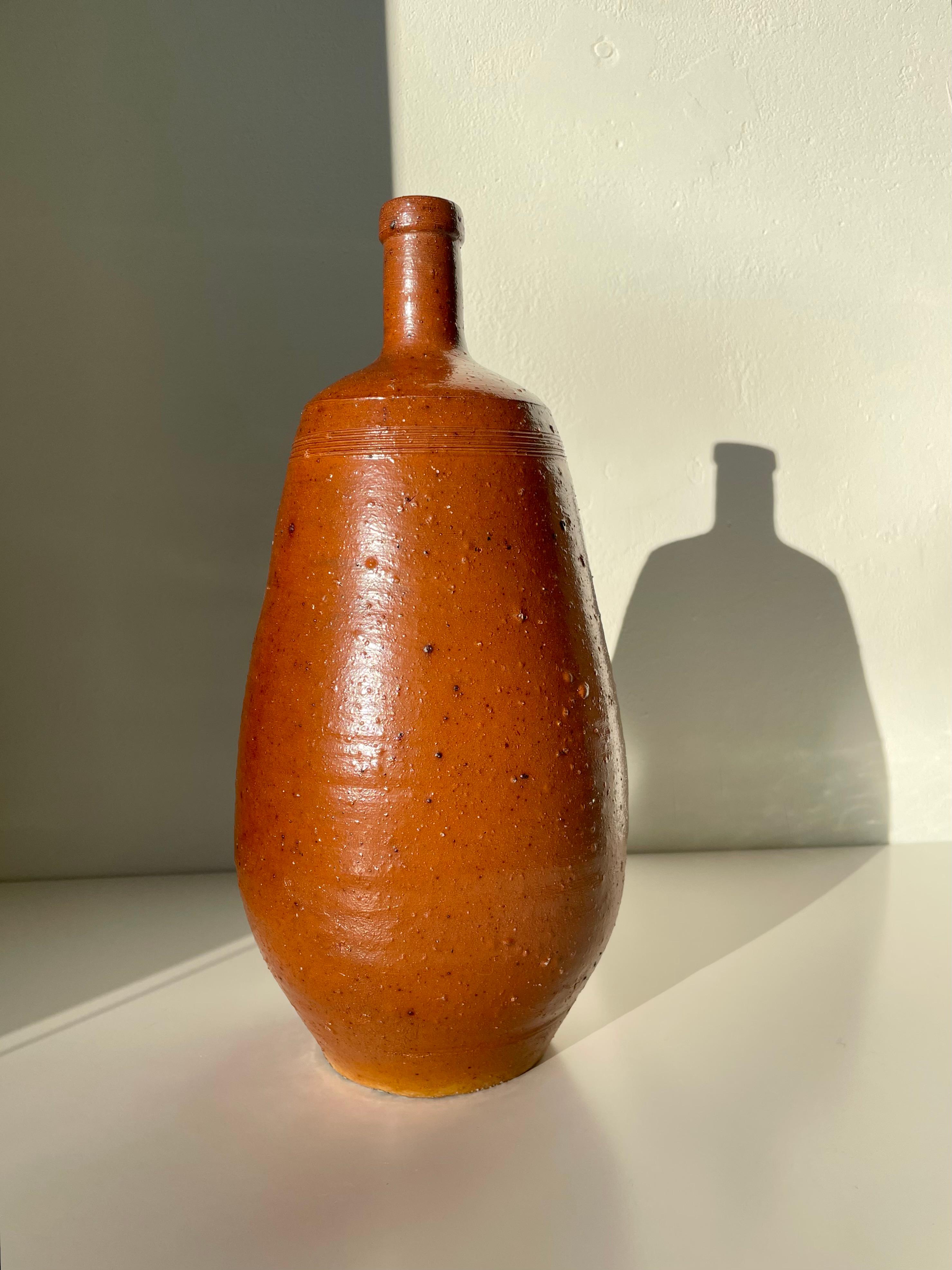 Provincial français Vase bouteille en céramique rustique émaillée Brown, années 1930 en vente
