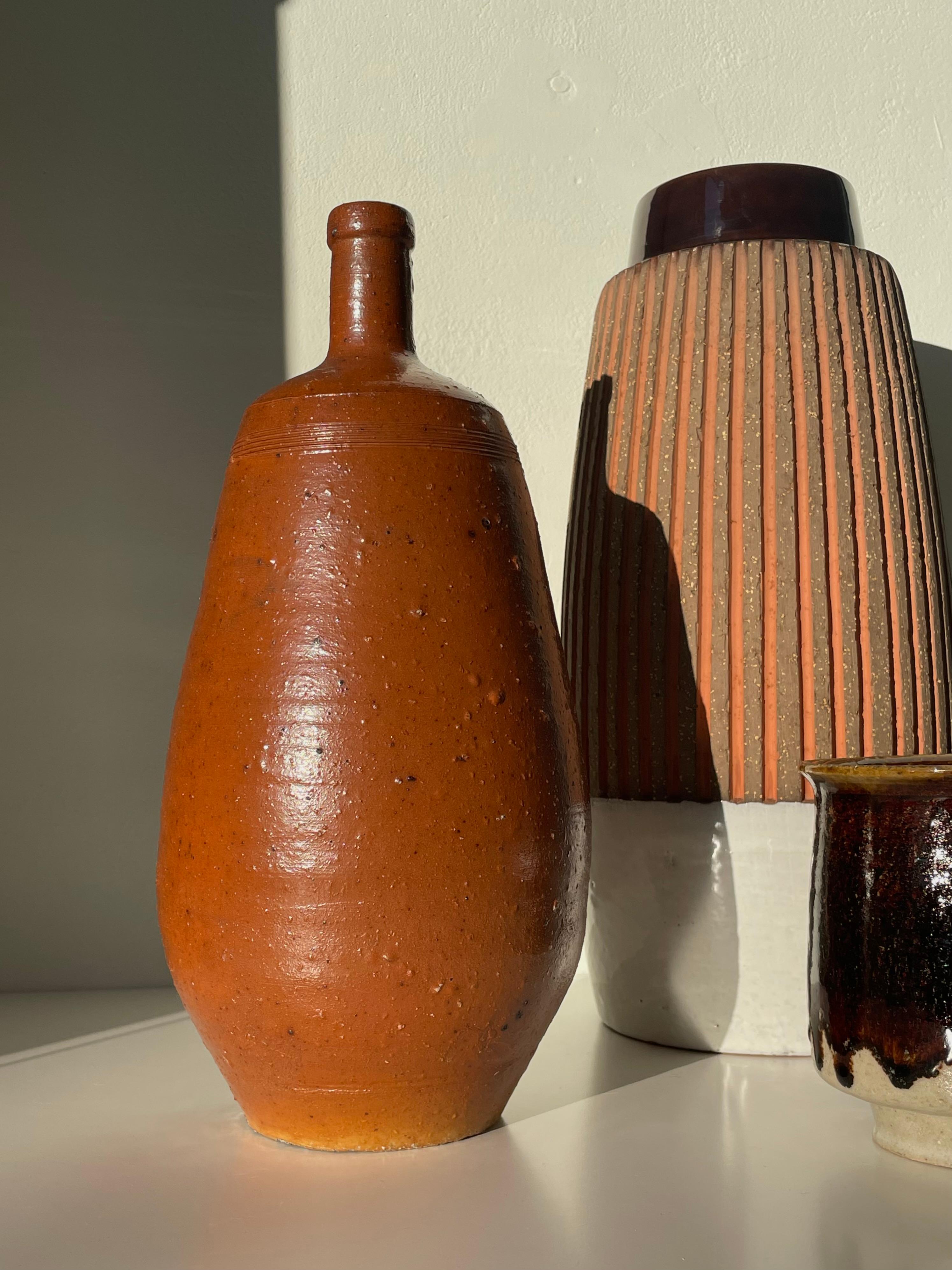 Français Vase bouteille en céramique rustique émaillée Brown, années 1930 en vente