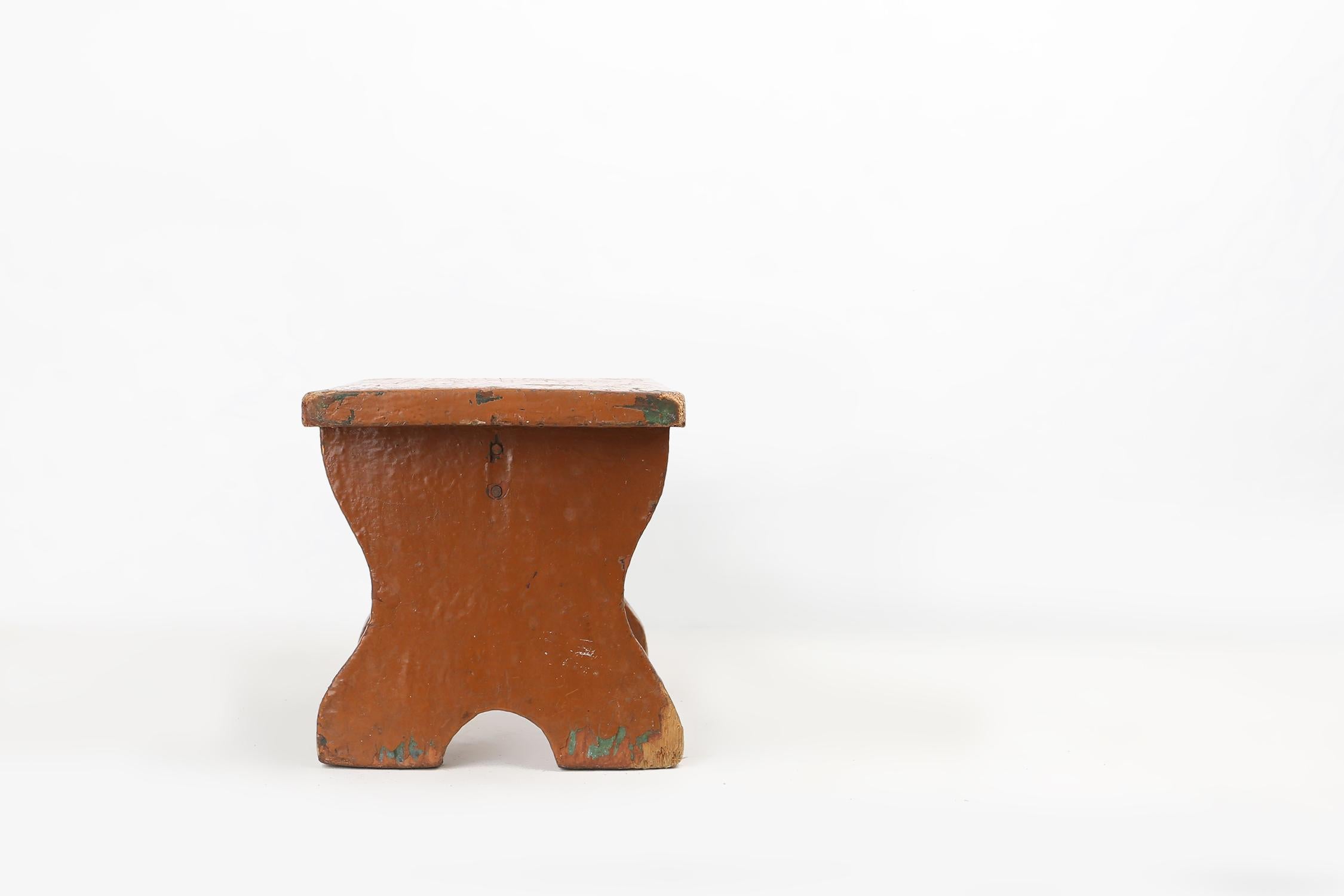 French rustic low church stool in terracotta painted wood, ca. 1900 In Good Condition For Sale In Meulebeke, BE