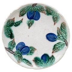 Piatto rustico francese in maiolica con prugne, circa 1900