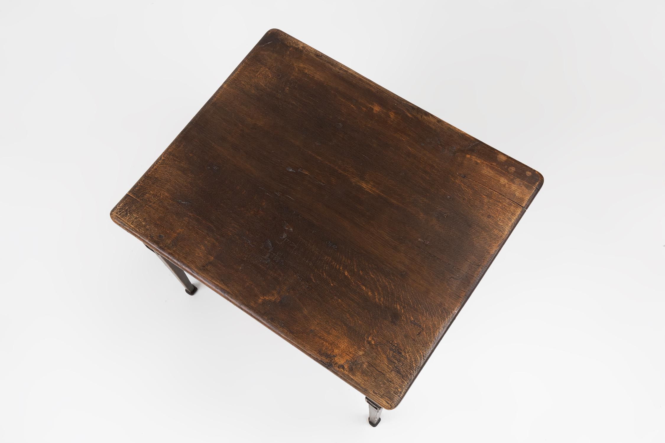 Table d'appoint rustique française du milieu du siècle en bois, vers 1850 en vente 3
