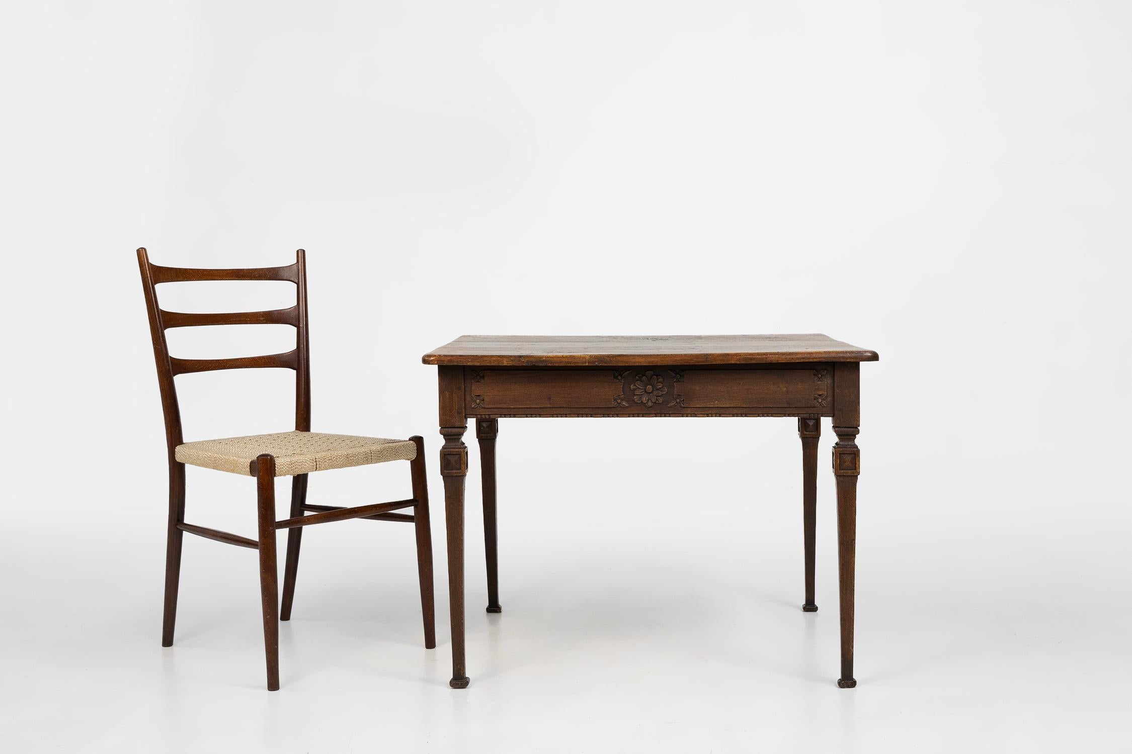France 1850 / table d'appoint / bois / rustique / milieu de siècle 

Elegante table d'appoint ou petite table en bois massif, fabriquée en France vers 1850. Cette table a été décorée de sculptures florales sous le plateau et possède quatre pieds