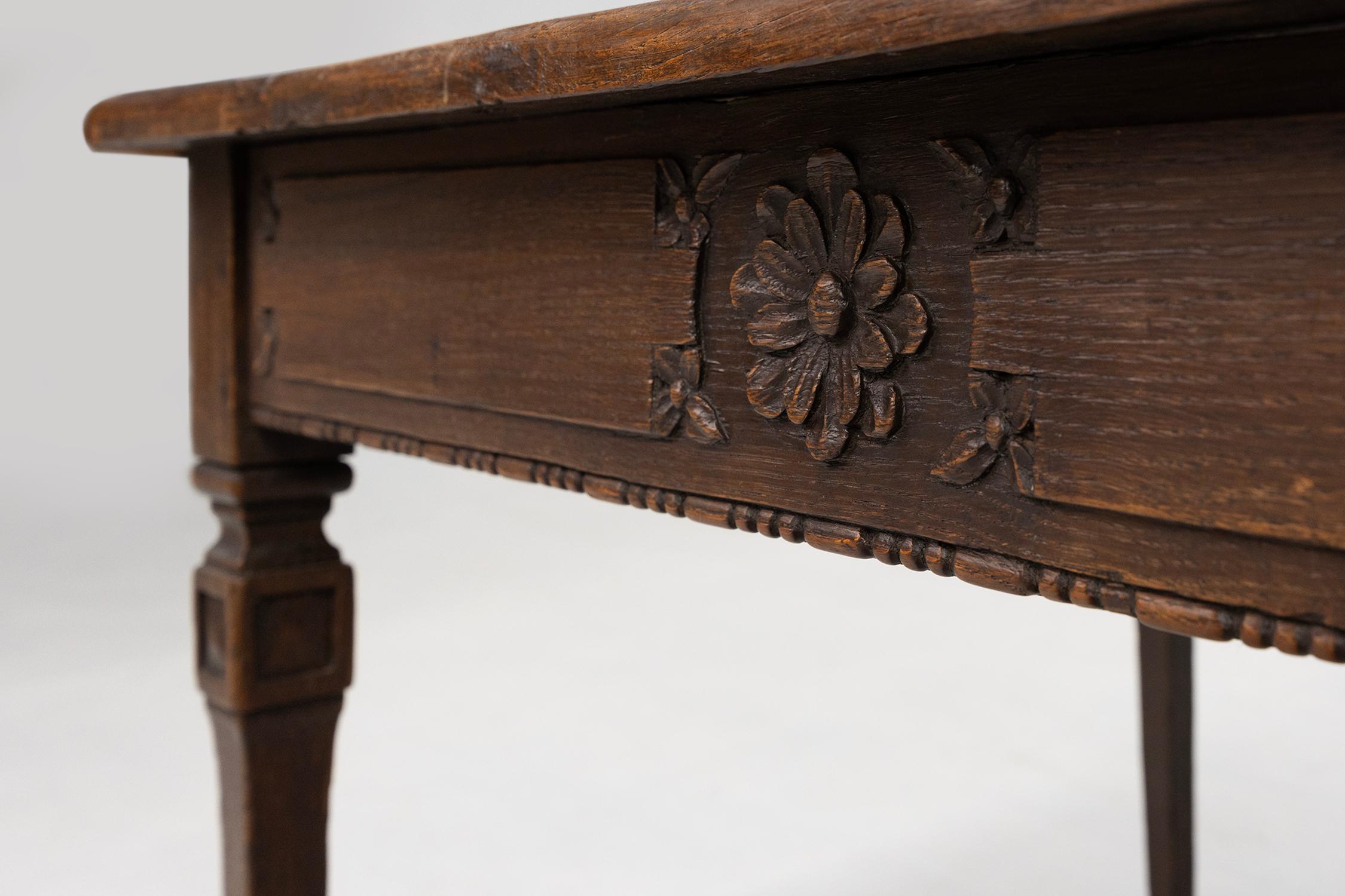 Français Table d'appoint rustique française du milieu du siècle en bois, vers 1850 en vente