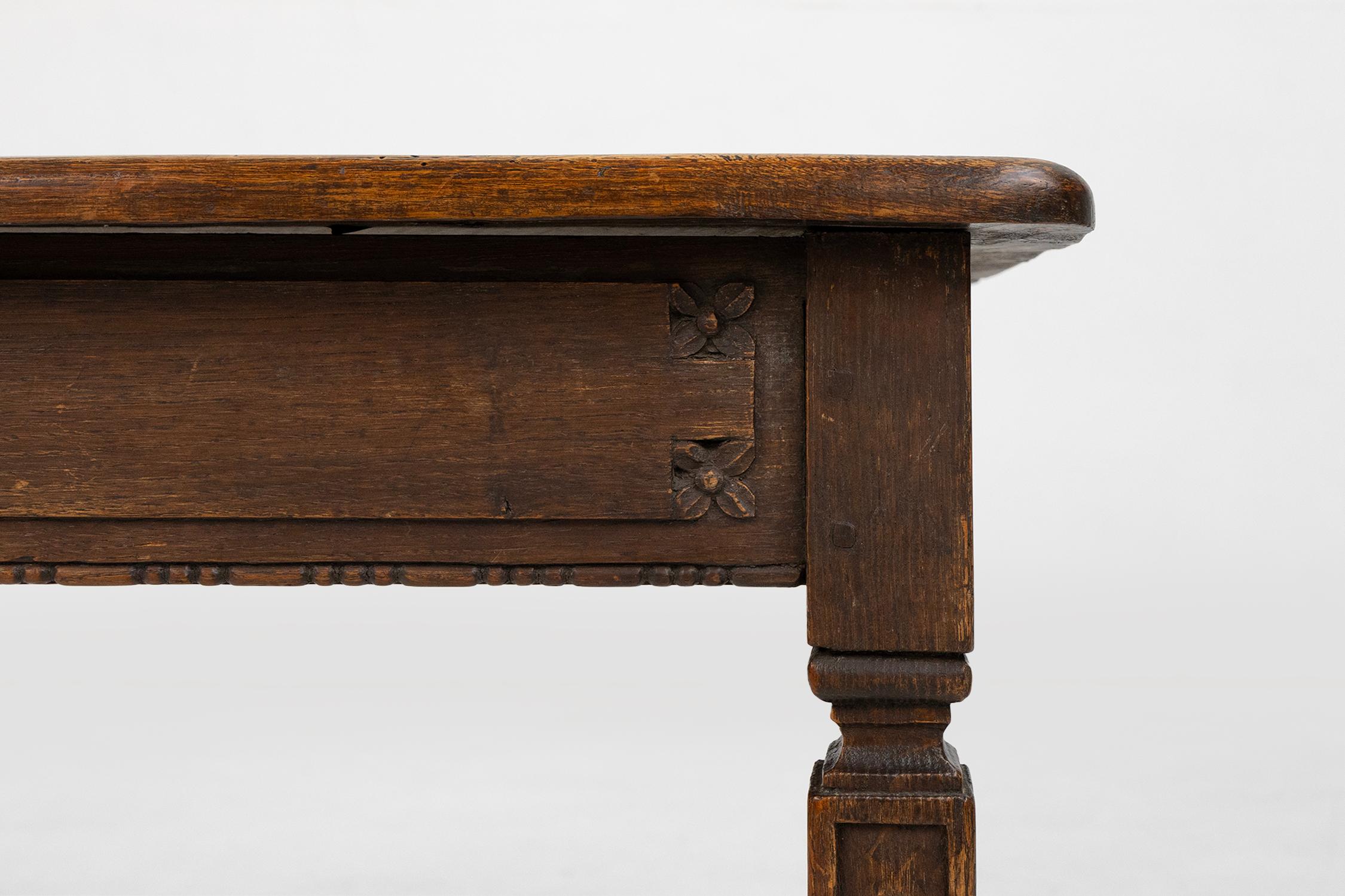 Sculpté à la main Table d'appoint rustique française du milieu du siècle en bois, vers 1850 en vente
