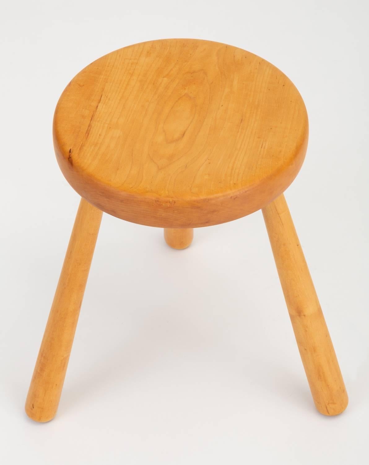 Small French Rustic Modern Three-Legged Stool in Solid Pinewood In Excellent Condition In Los Angeles, CA