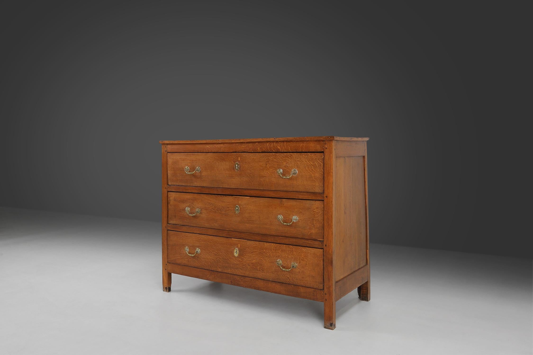 The perfect combination of functionality and style with this beautiful oak chest of drawers, made in France around 1900.

With three spacious drawers, fitted with brass handles, this cabinet has a rustic style to match any interior.

This chest of